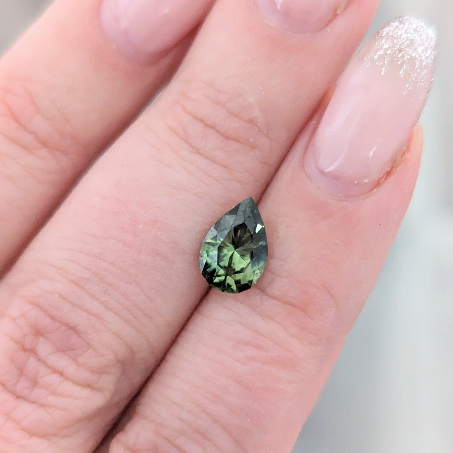 AU0135 green australian pear sapphire