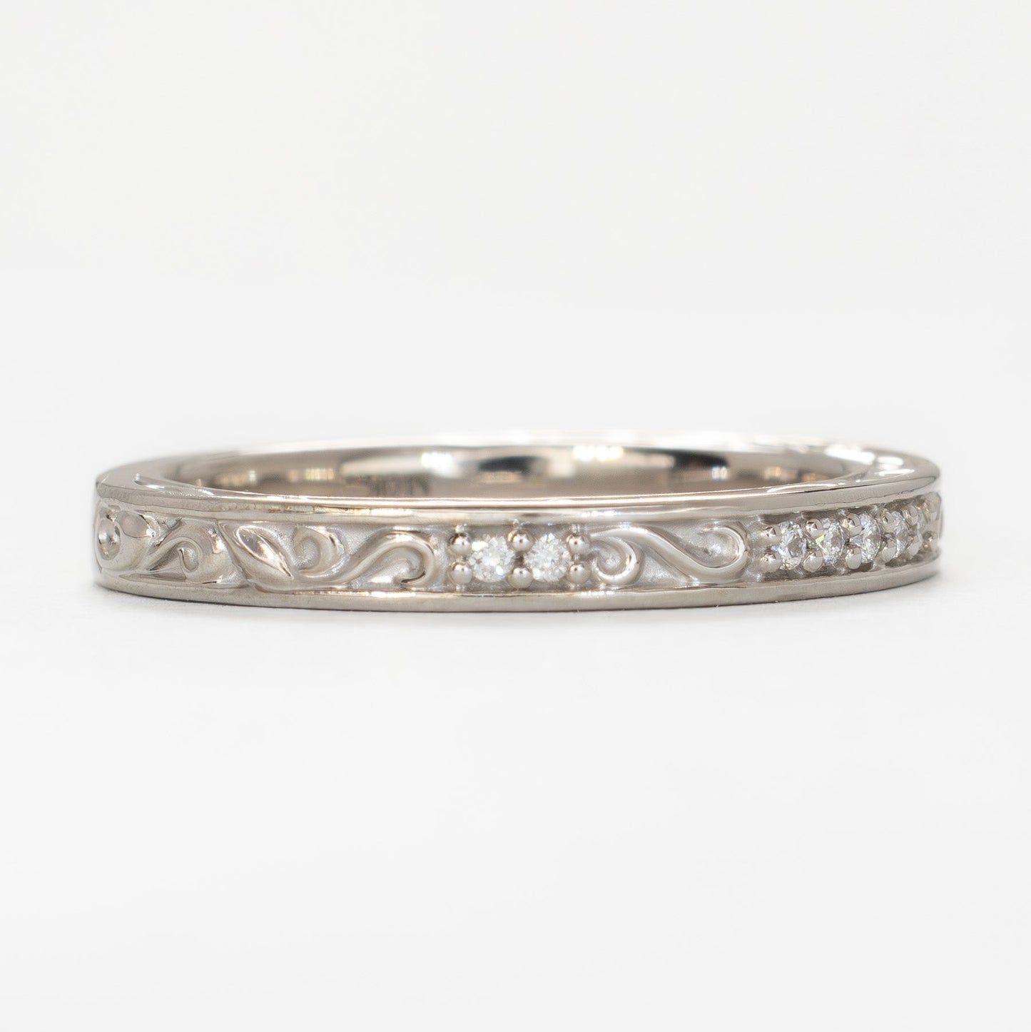 Clementine Ring with round lab sapphire in white gold