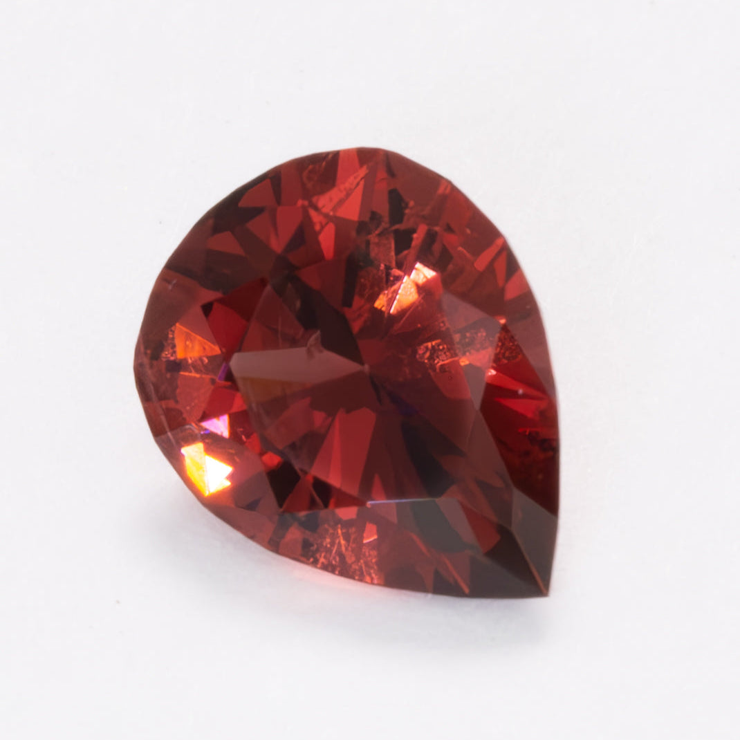 GR0108 eye clean red pear malaya garnet