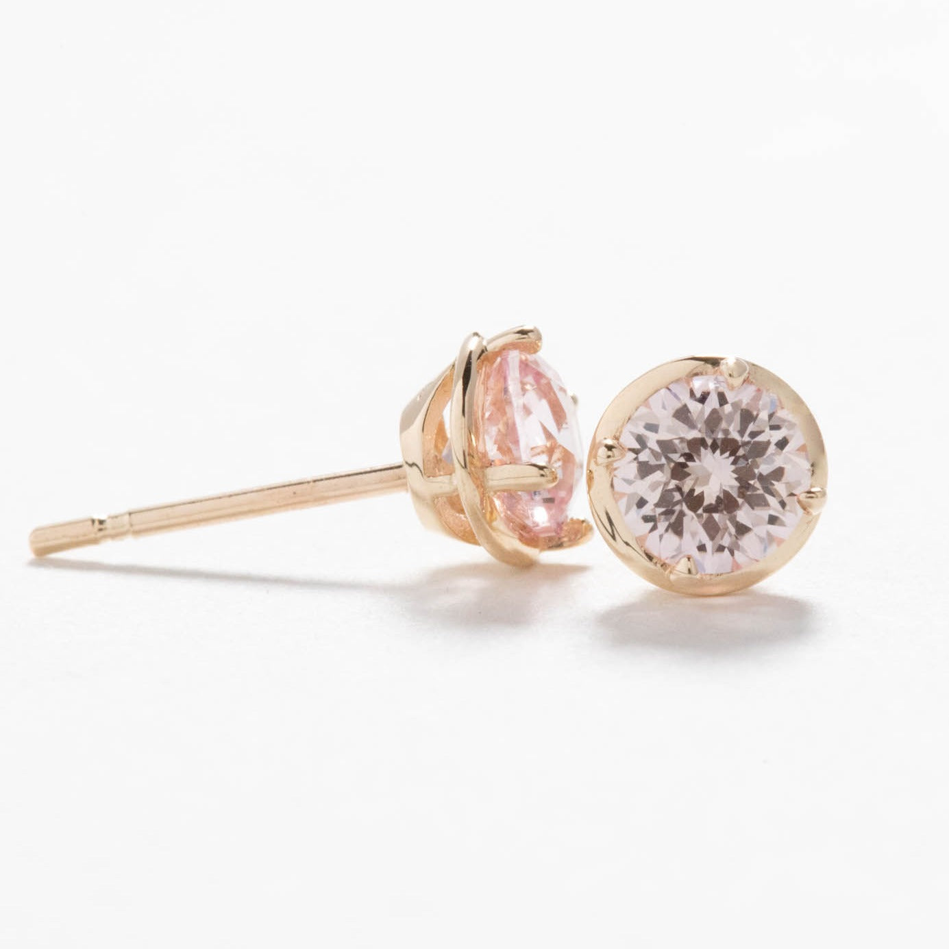 Noelle earrings in yellow gold with lab sapphires