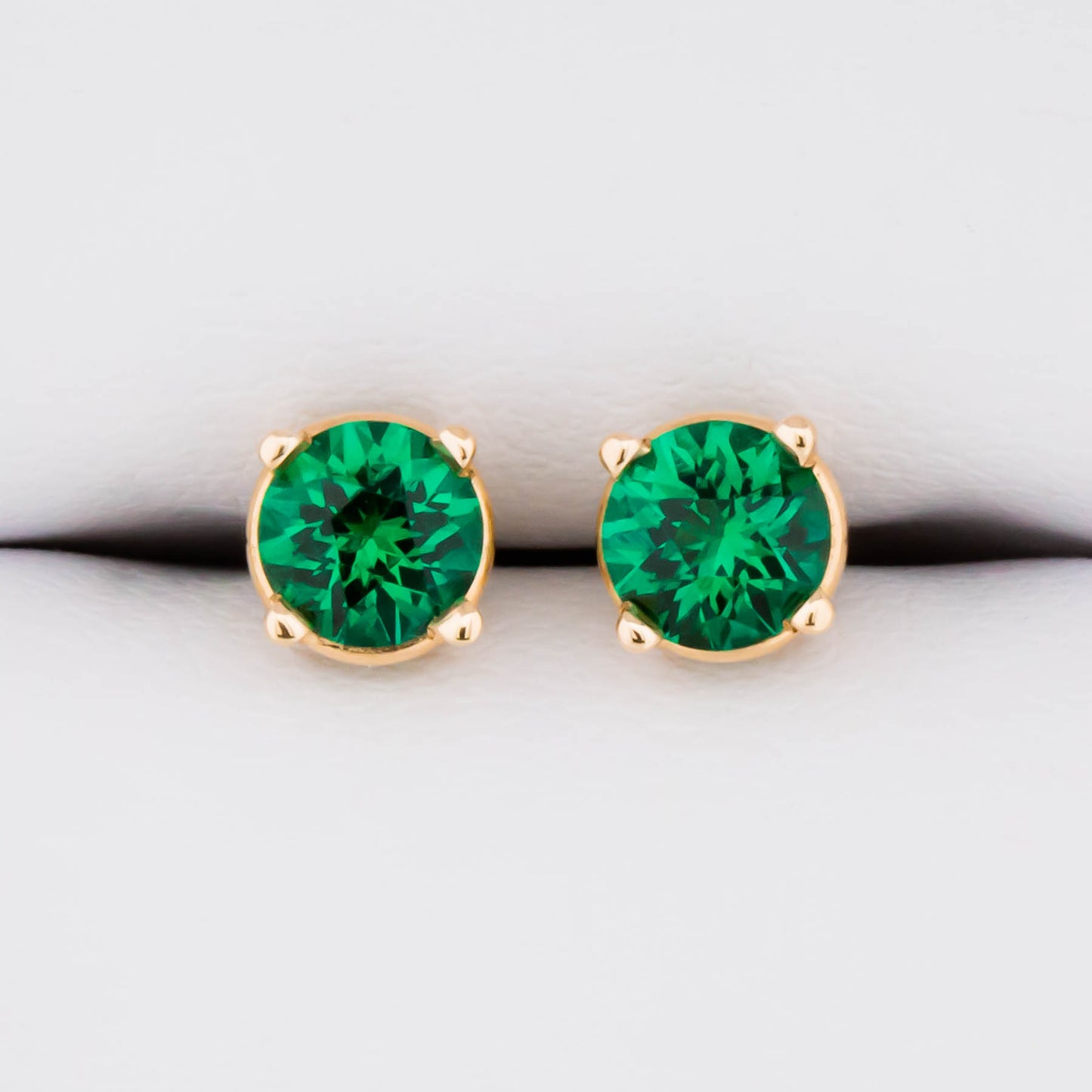 Zoe hydro emerald earrings in yellow gold