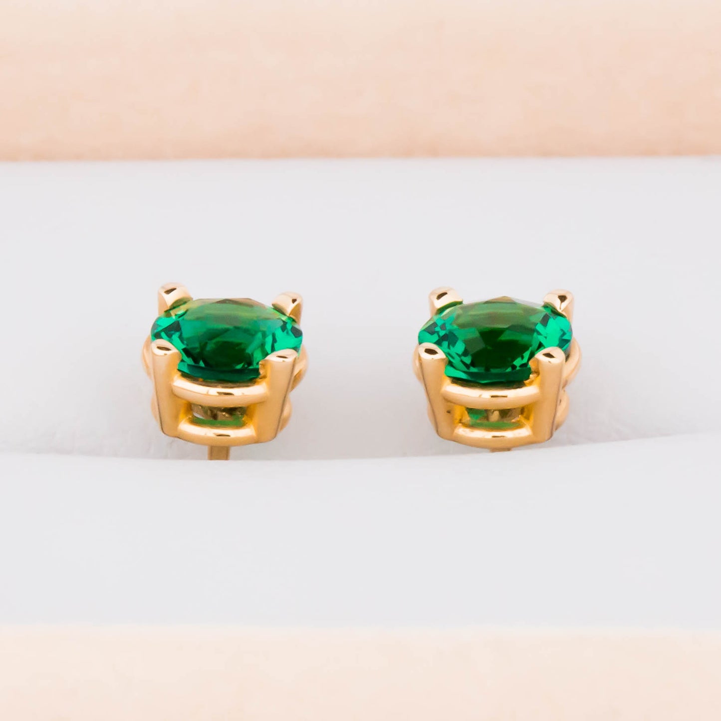 Zoe hydro emerald earrings in yellow gold