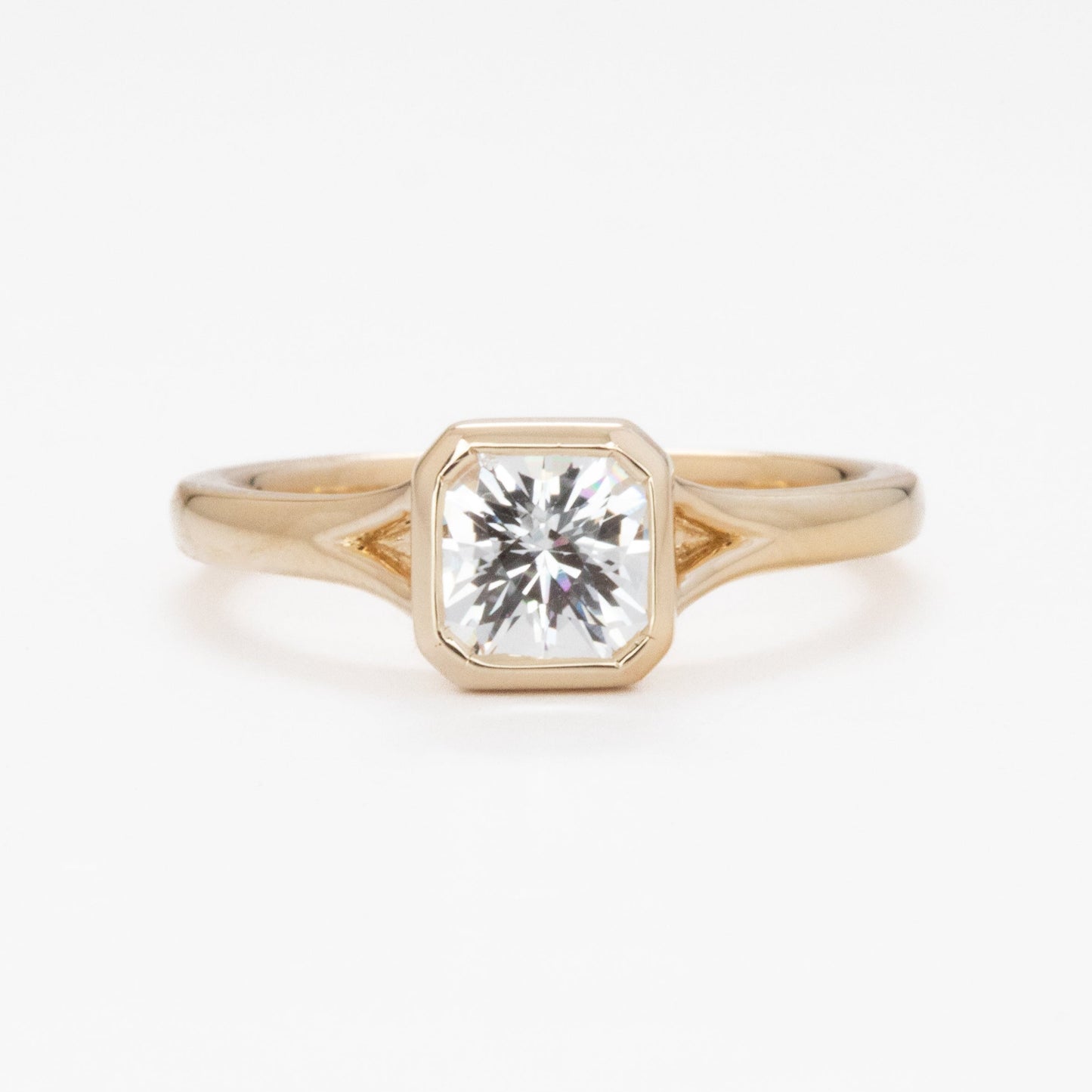 bezel set asscher solitair in white gold and white lab sapphire
