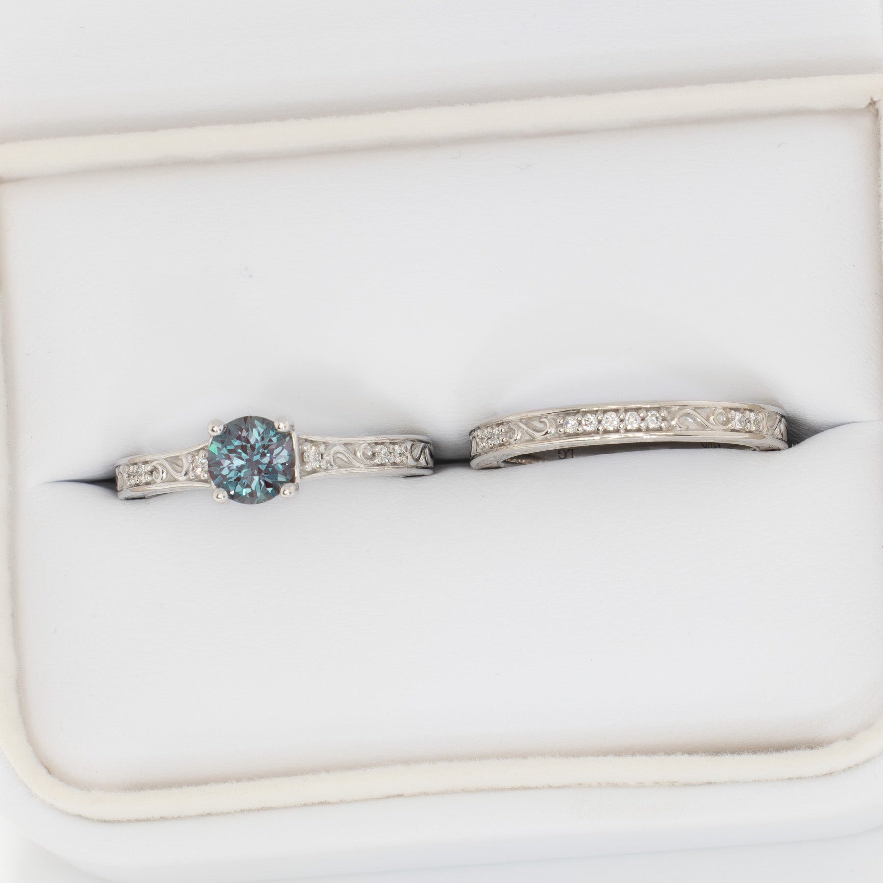 Clementine Ring with round lab sapphire in white gold