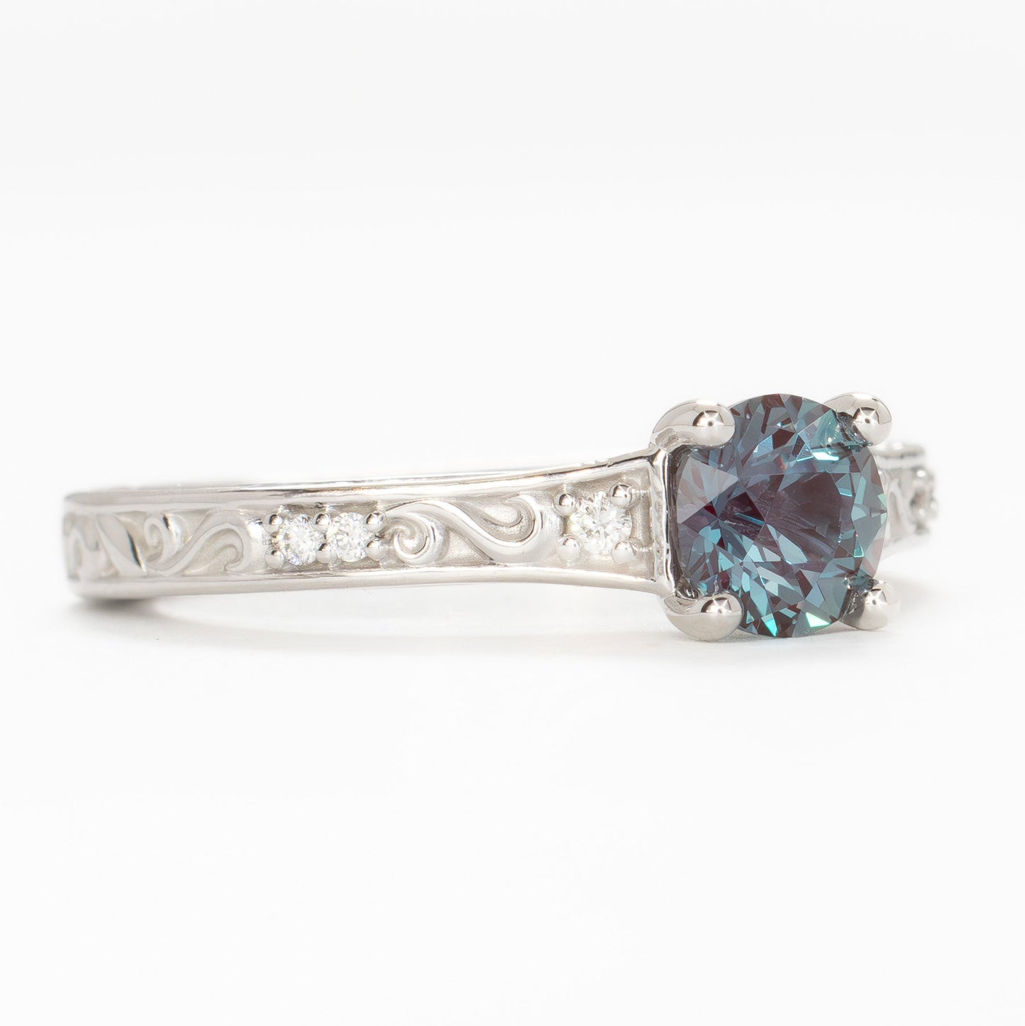 Clementine Ring with round lab sapphire in white gold