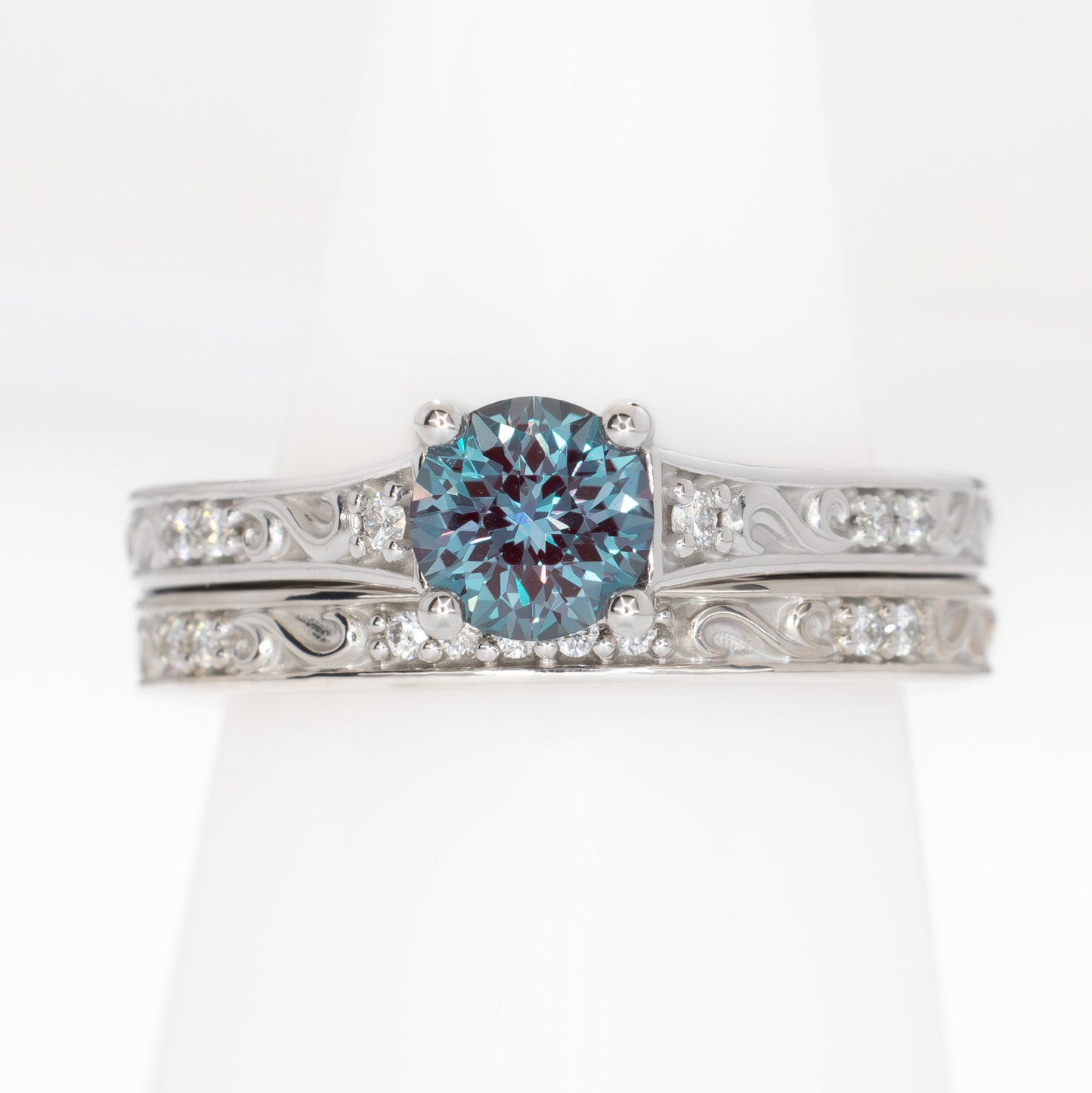 Clementine Ring with round lab sapphire in white gold