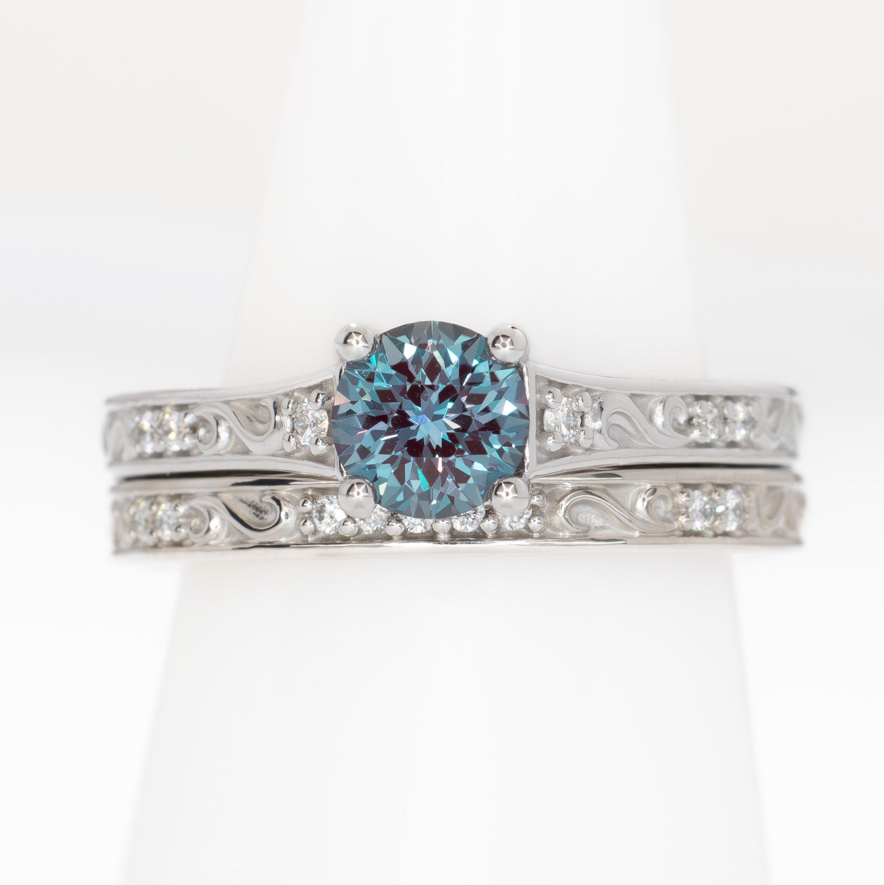 Clementine Ring with round lab sapphire in white gold