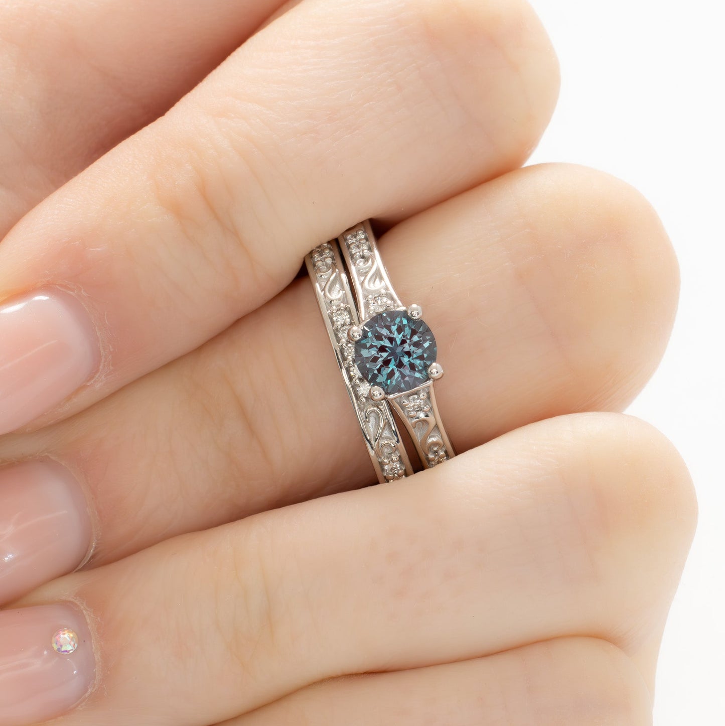 Clementine Ring with round lab sapphire in white gold