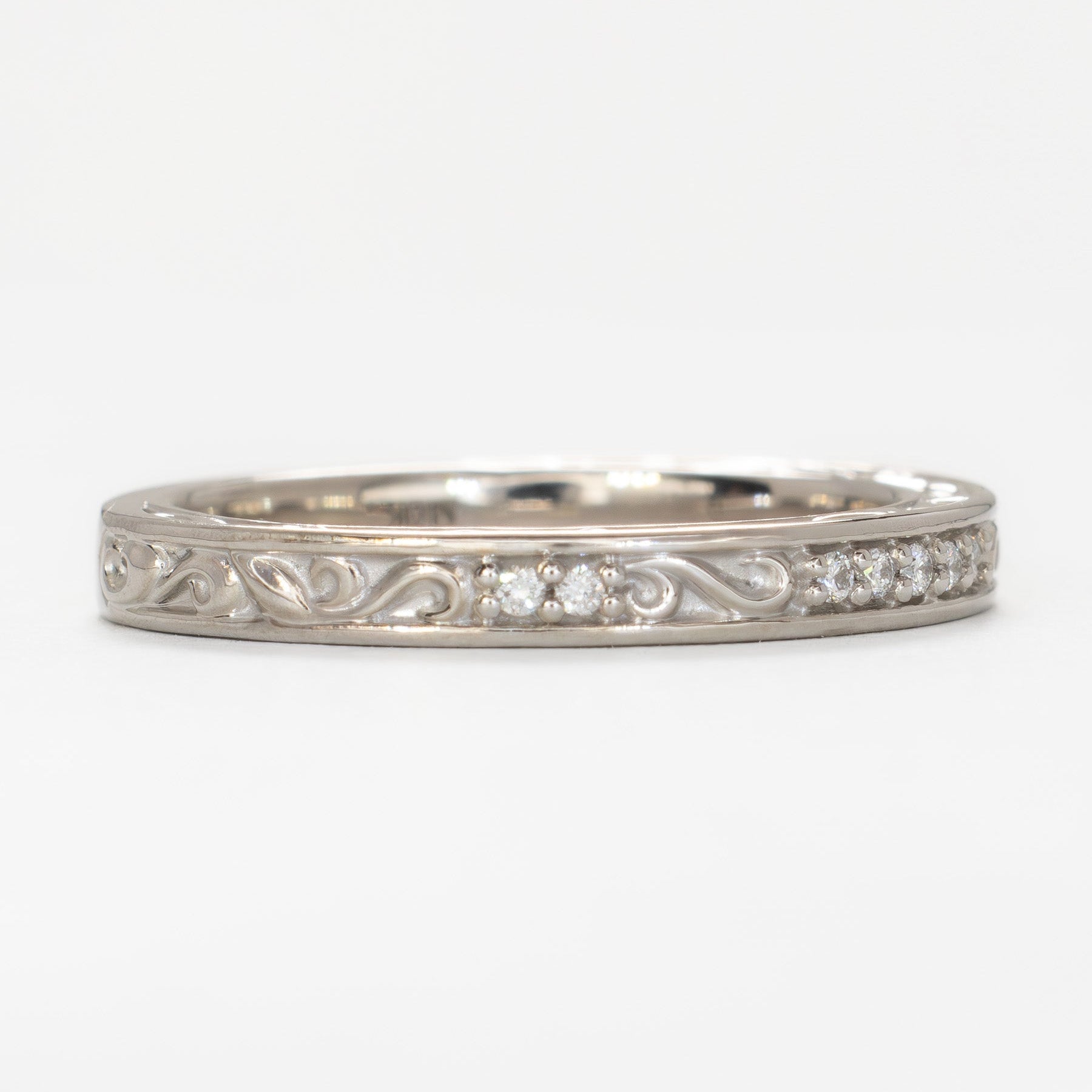 Clementine Ring with round lab sapphire in white gold