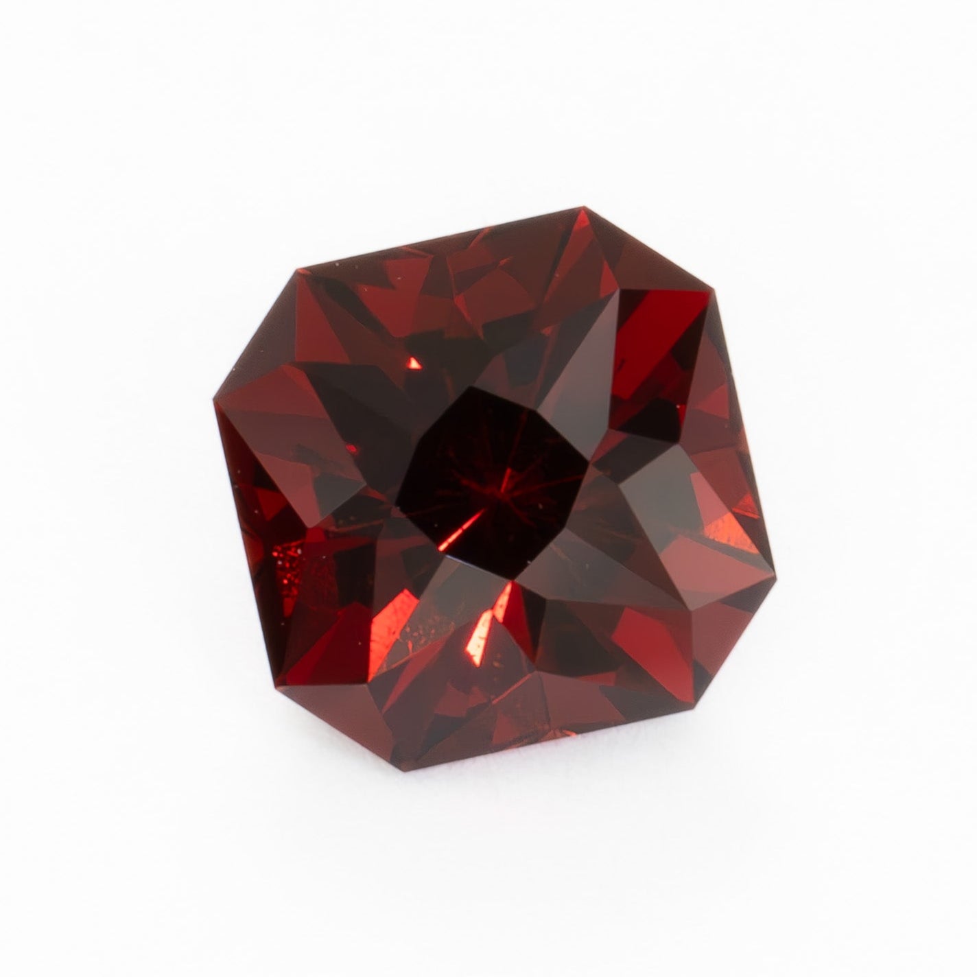 GR0130 red umba garnet asscher