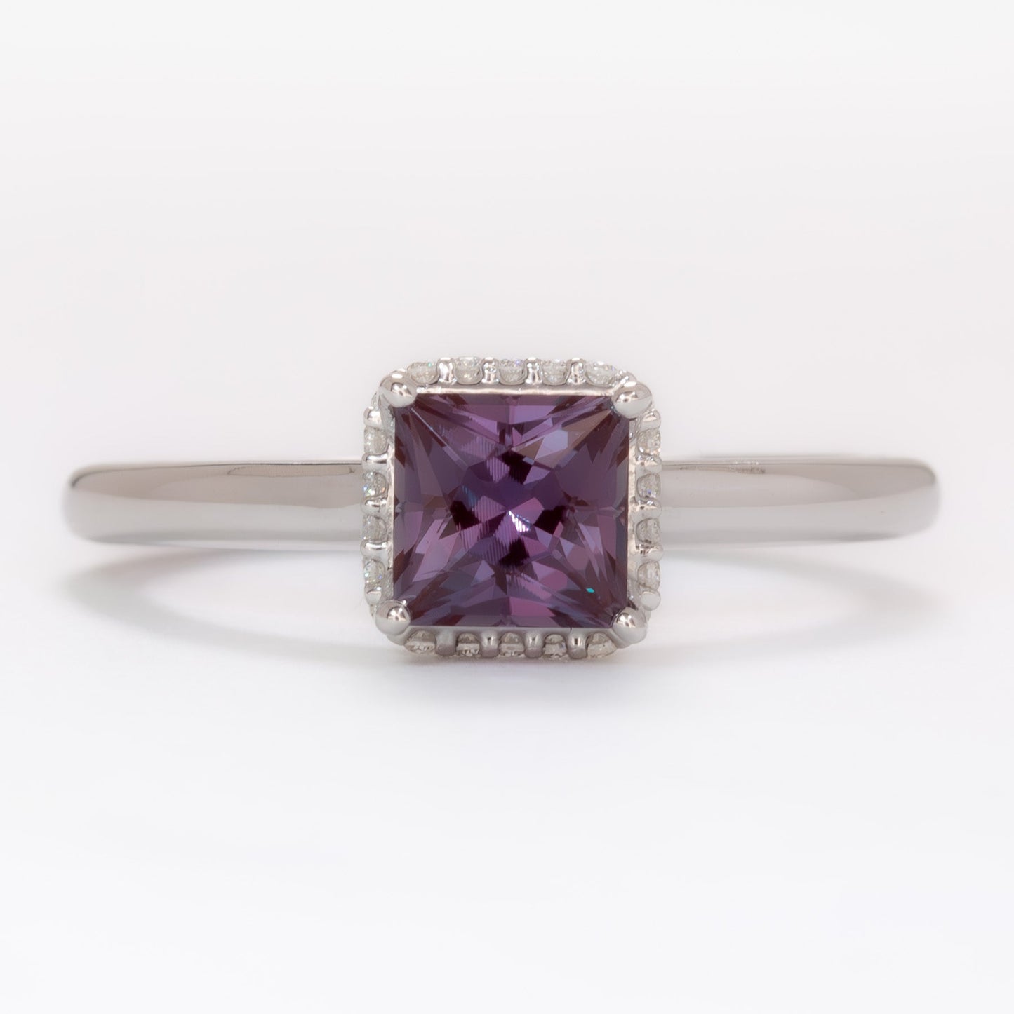Juni Ring in white gold with princess lab alexandrite