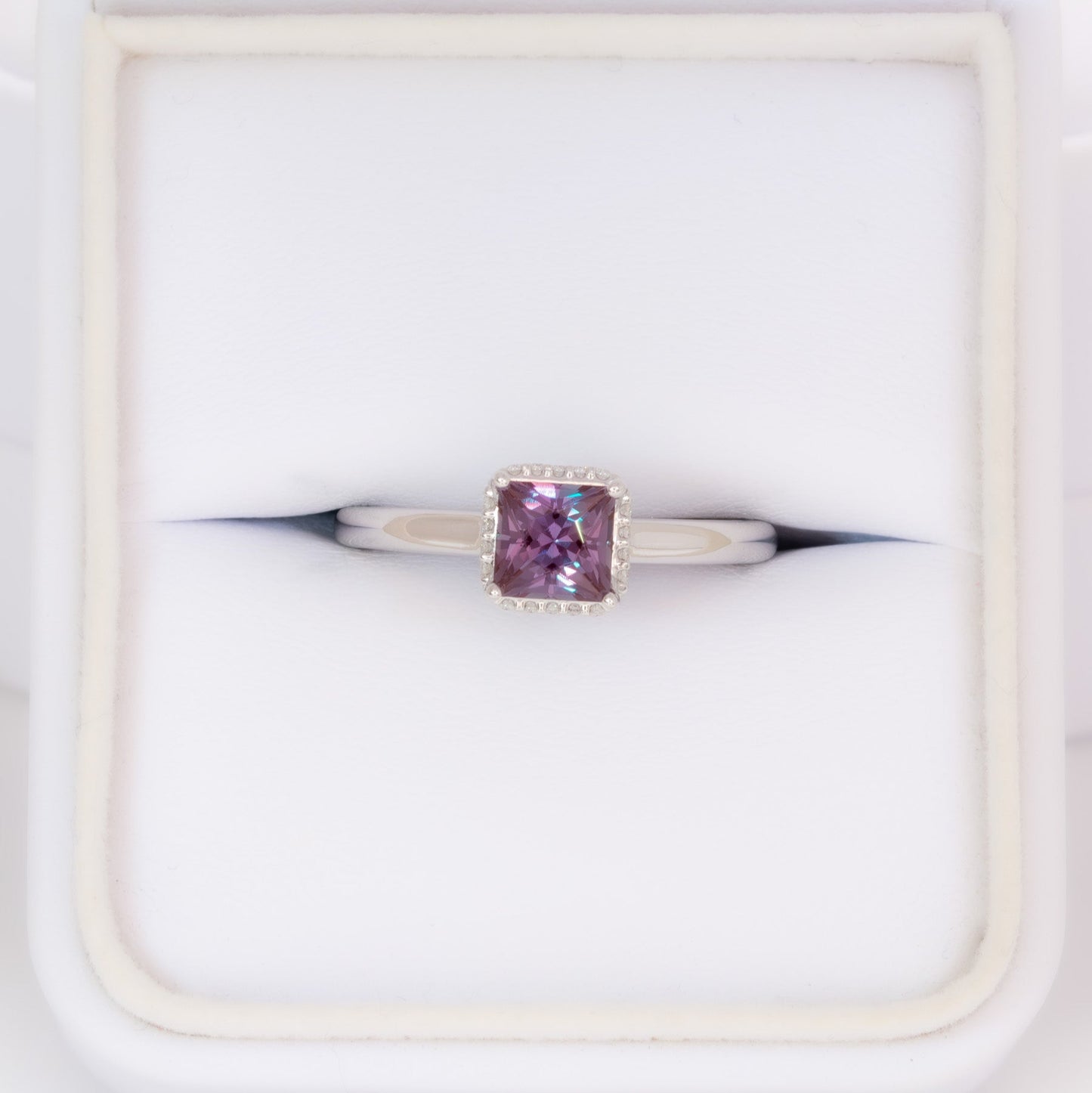 Juni Ring in white gold with princess lab alexandrite