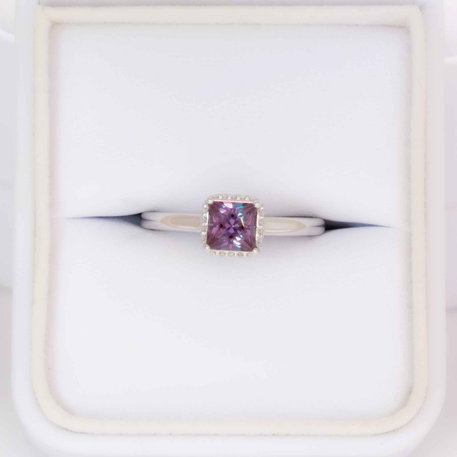Juni Ring in white gold with princess lab alexandrite