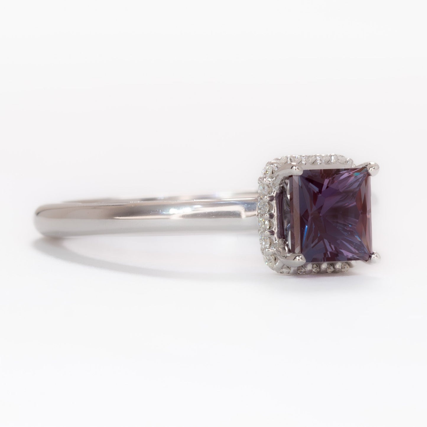 Juni Ring in white gold with princess lab alexandrite