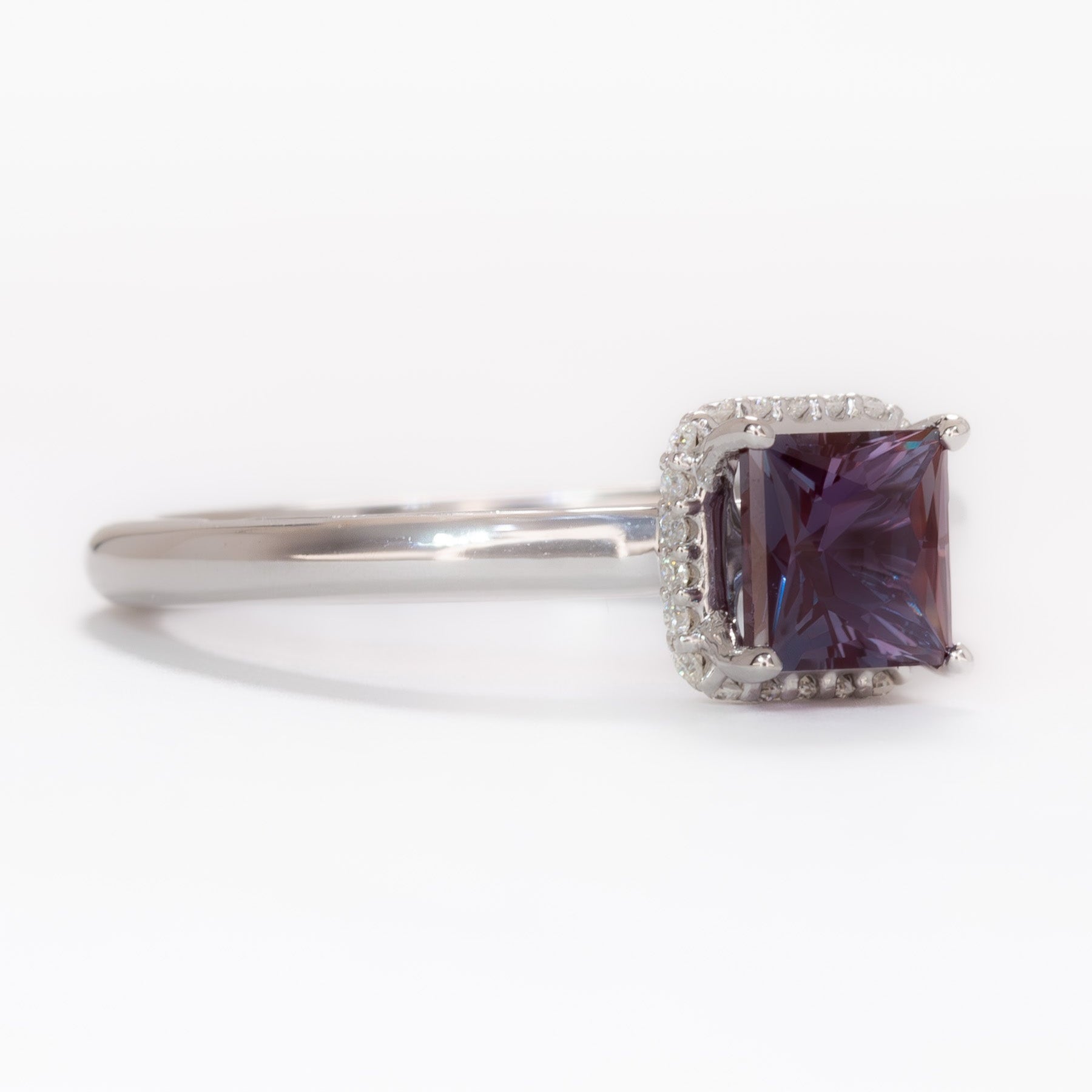 Juni Ring in white gold with princess lab alexandrite
