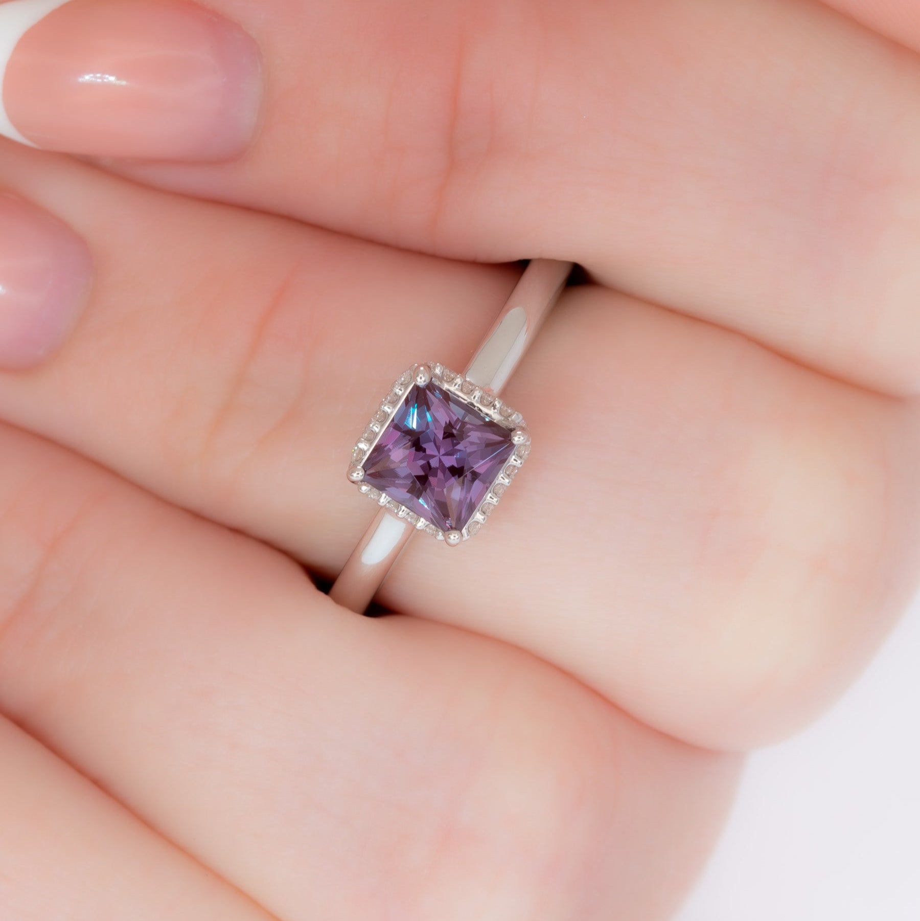 Juni Ring in white gold with princess lab alexandrite