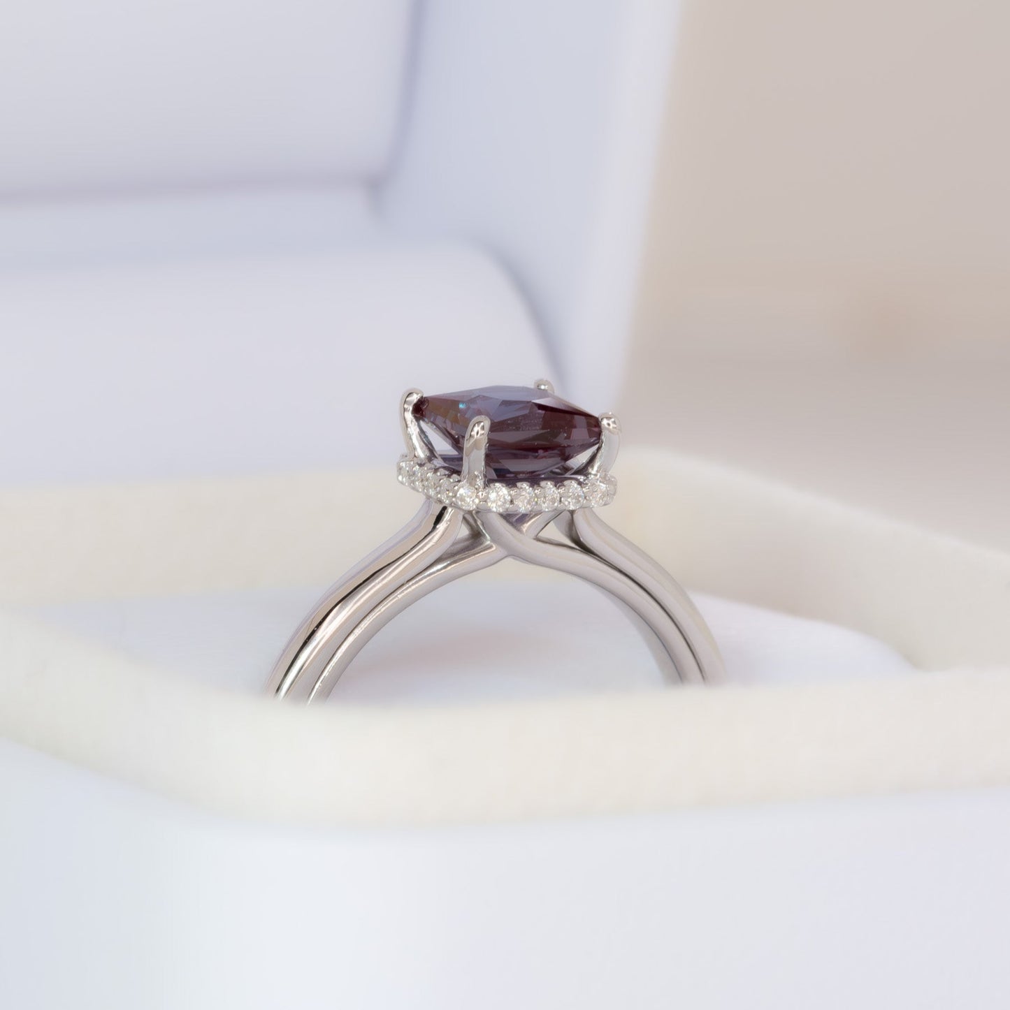 Juni Ring in white gold with princess lab alexandrite