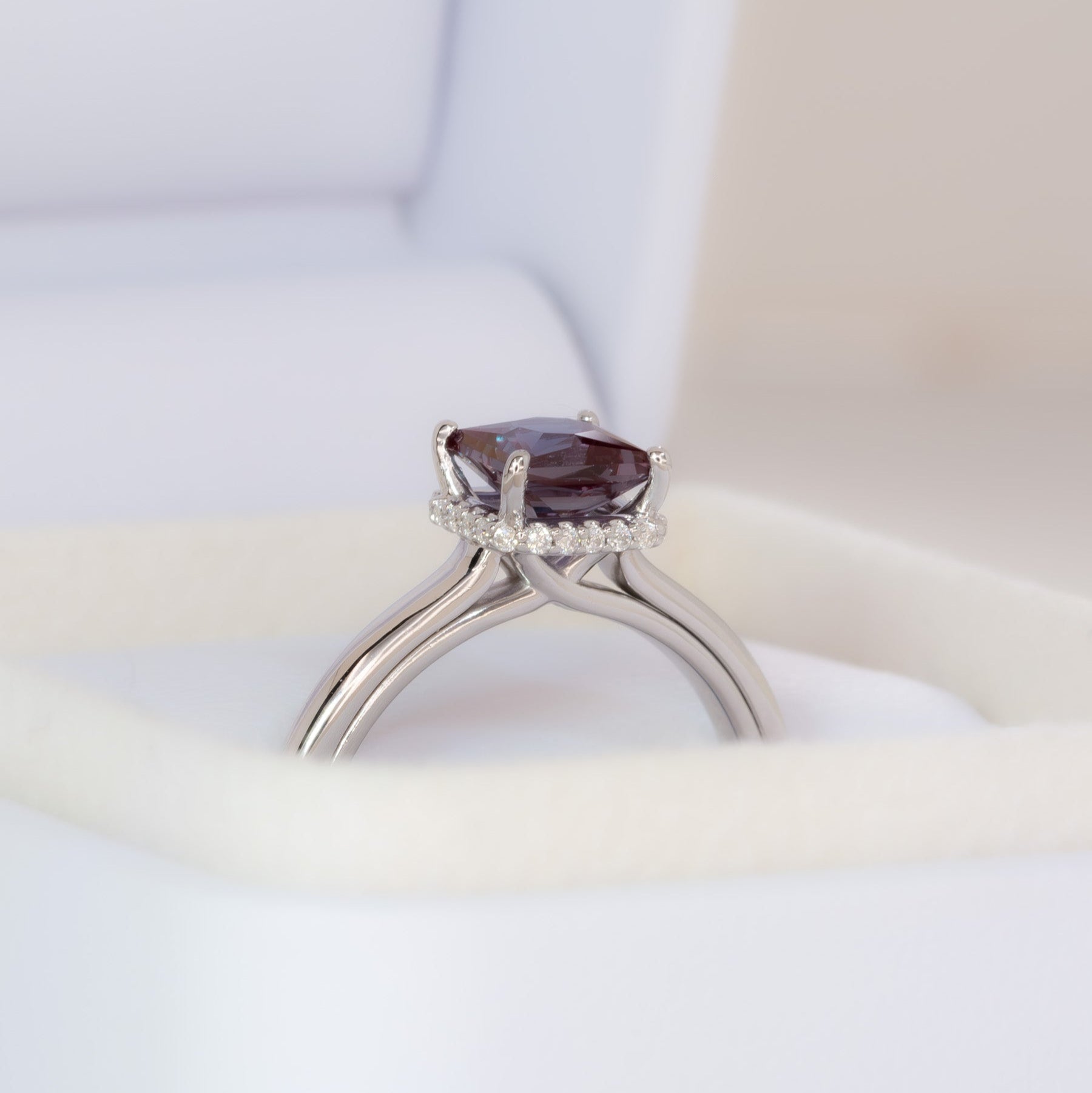 Juni Ring in white gold with princess lab alexandrite