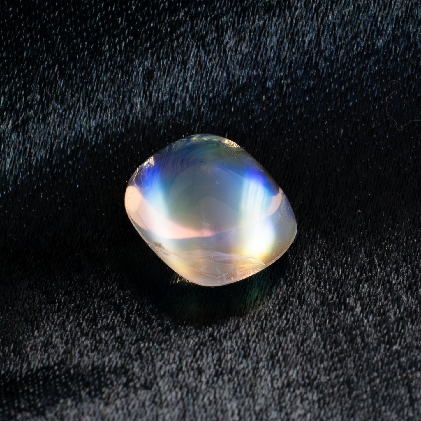 MNST004 4.38ct elongated cushion moonstone