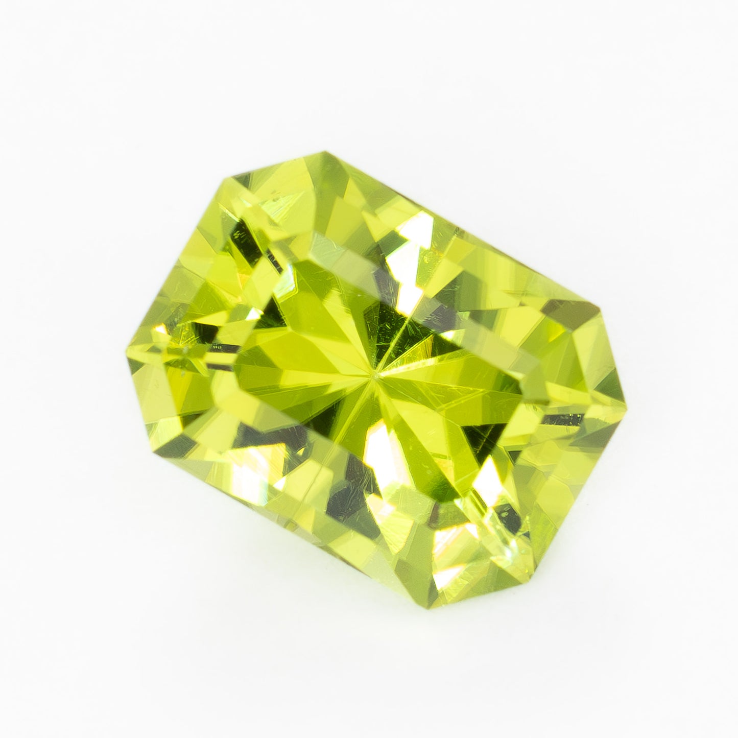 PD0100 2.55ct radiant cut peridot
