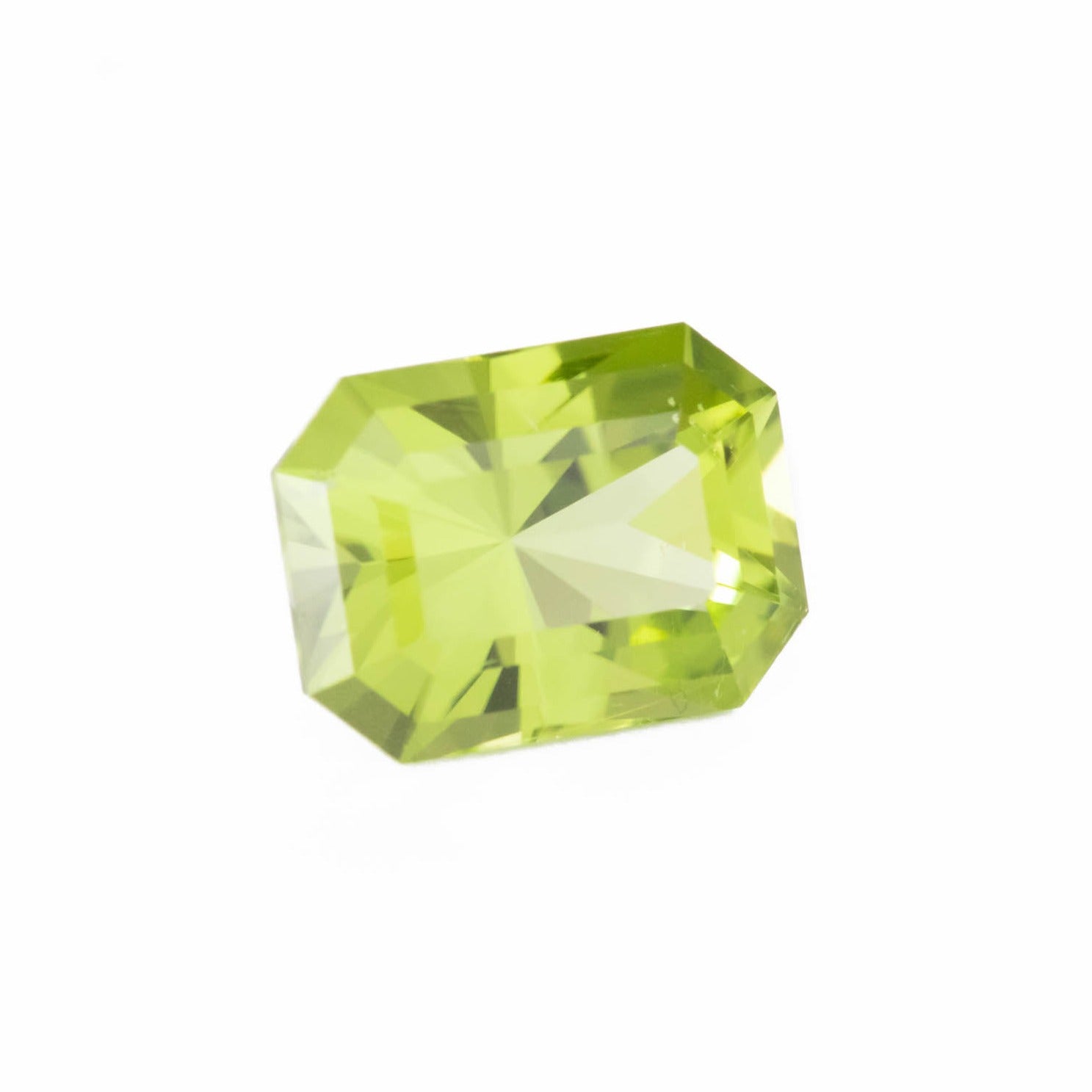 PD0100 green radiant cut peridot