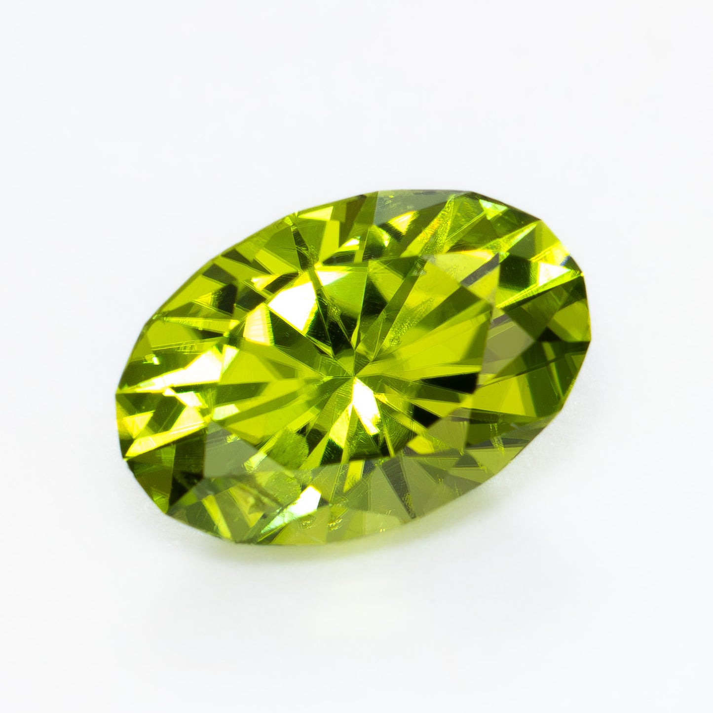 PD0110 vibrant green oval peridot