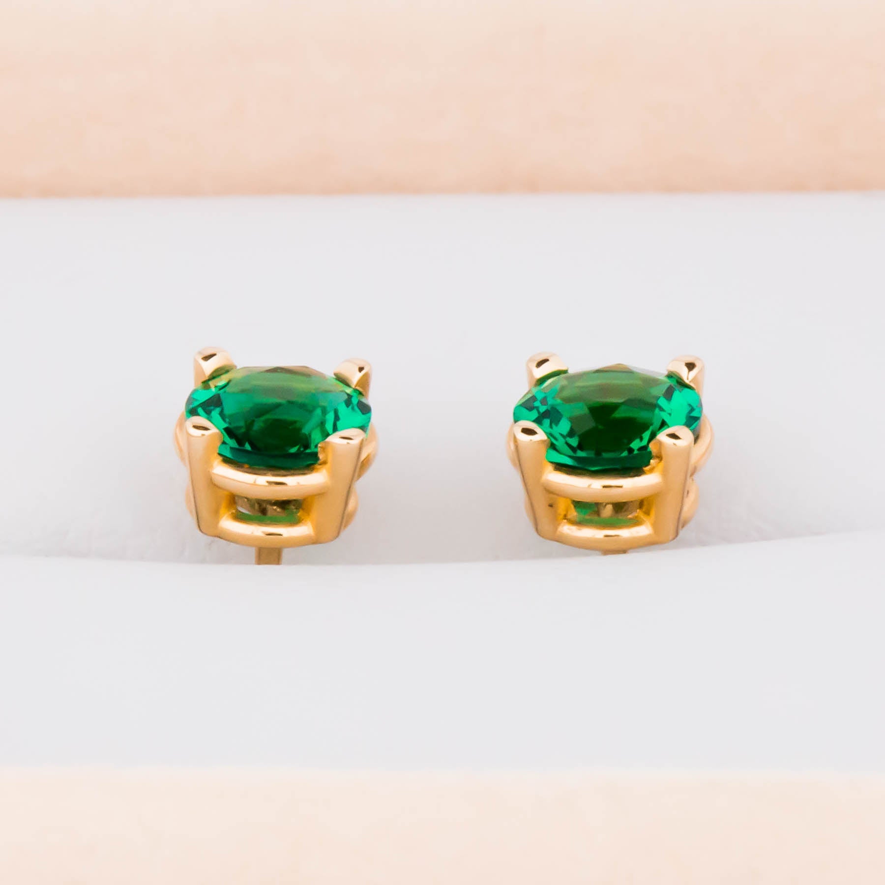 Zoe hydro emerald earrings in yellow gold