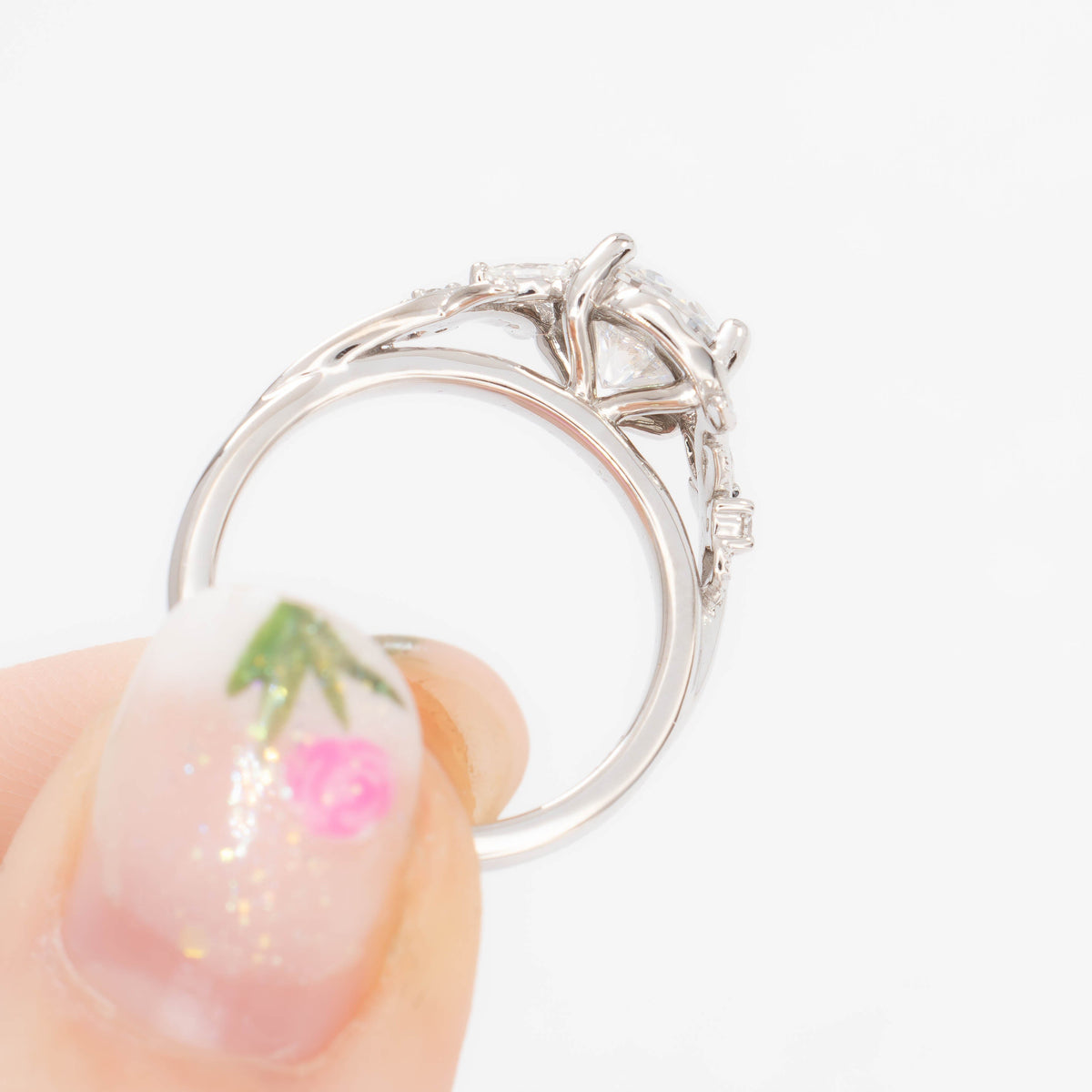 airam nature inspired ring in white gold with round lab diamond