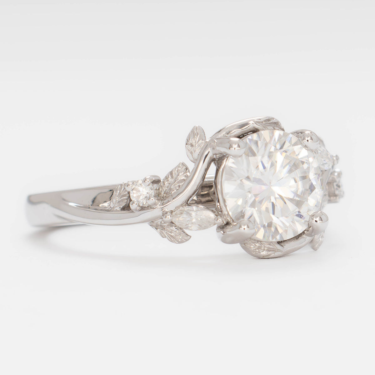 airam nature inspired ring in white gold with round lab diamond