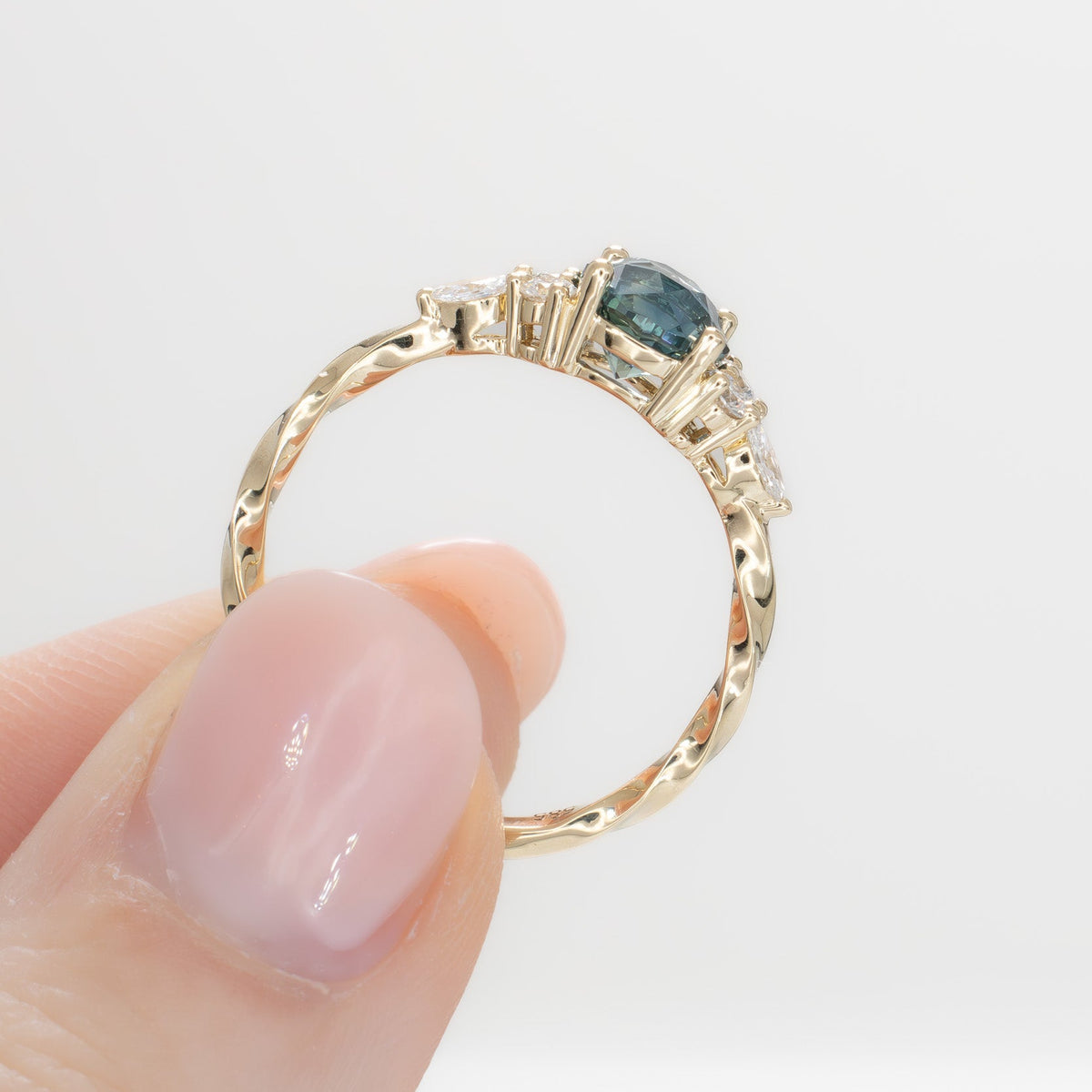 ardene ring in yellow gold with round montana sapphire