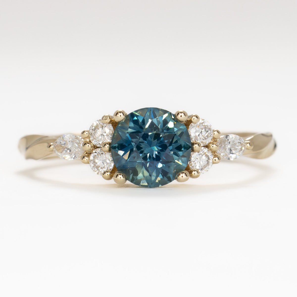 ardene ring in yellow gold with round montana sapphire