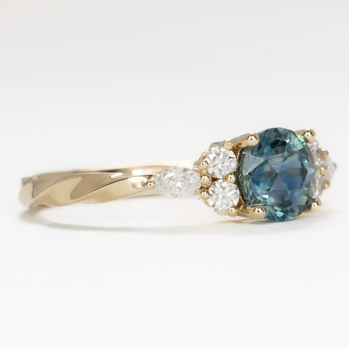 ardene ring in yellow gold with round montana sapphire
