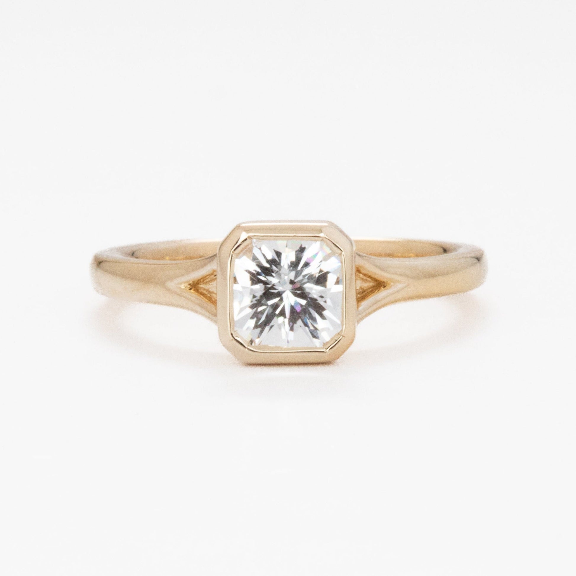 bezel set asscher solitair in white gold and white lab sapphire