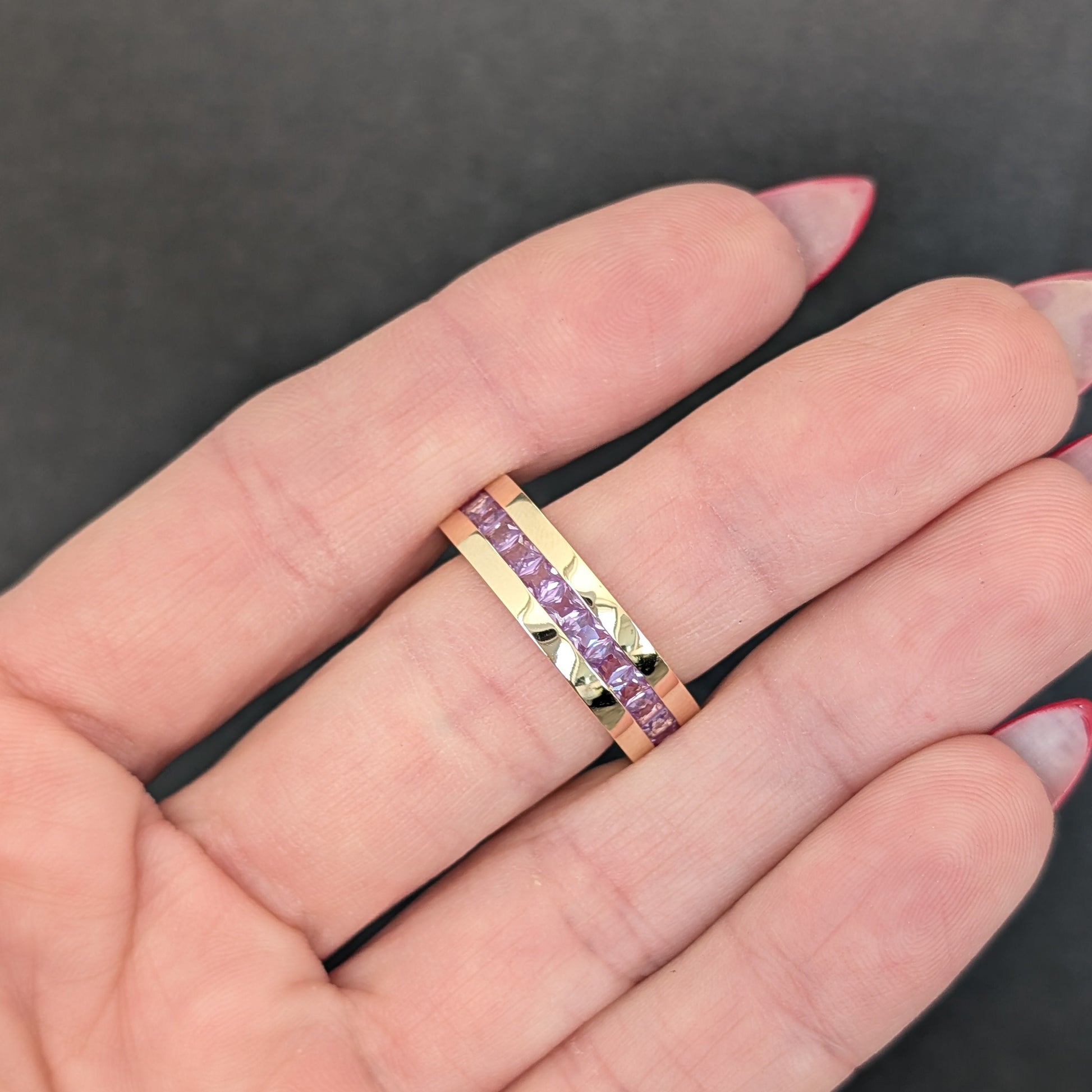 custom lab alexandrite band in yellow gold