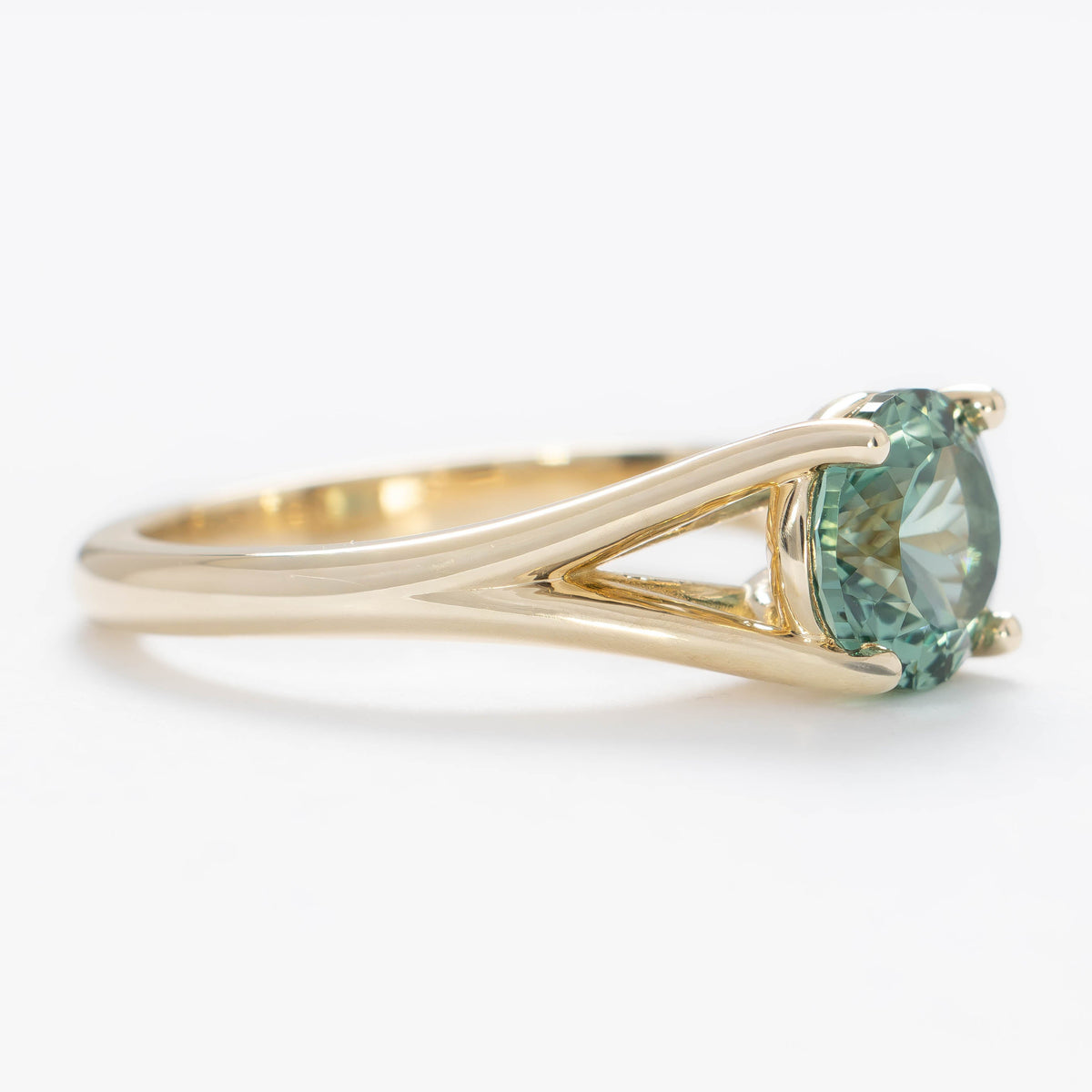 cyres split shank solitaire ring in yellow gold with round green lab sapphire