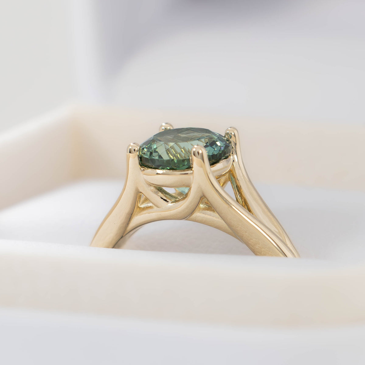cyres split shank solitaire ring in yellow gold with round green lab sapphire