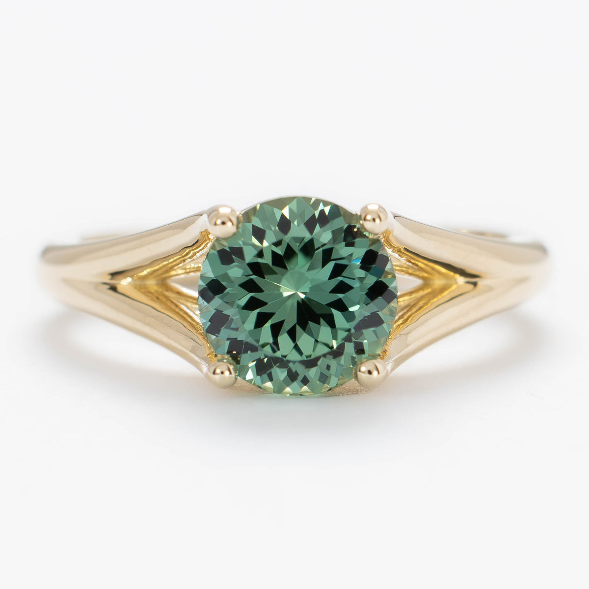 cyres split shank solitaire ring in yellow gold with round green lab sapphire