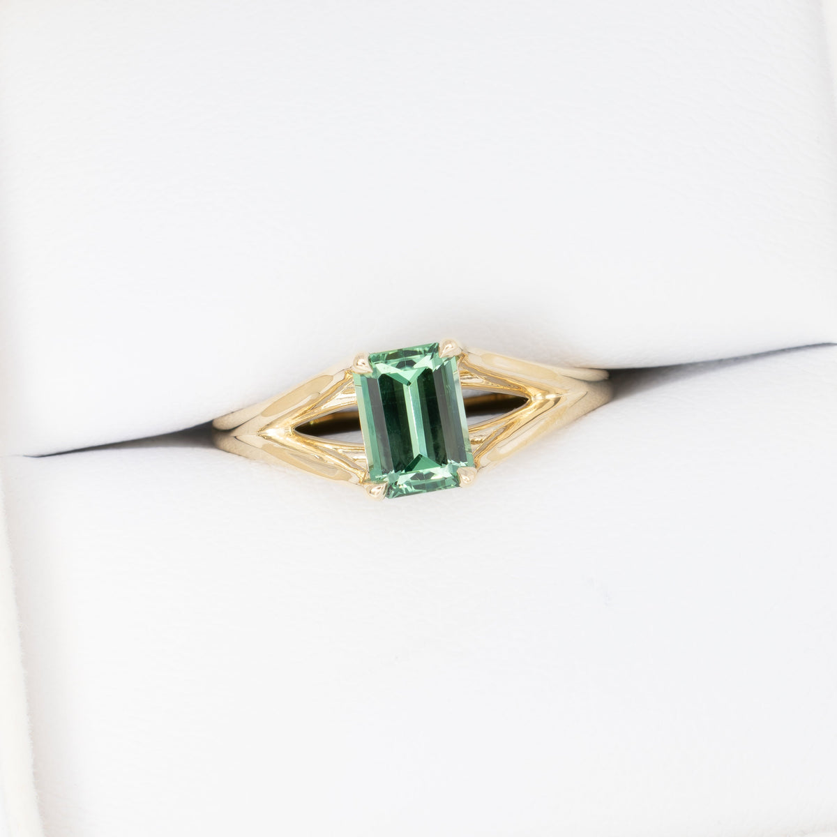 cyres split shank solitaire ring in yellow gold with step cut green lab sapphire