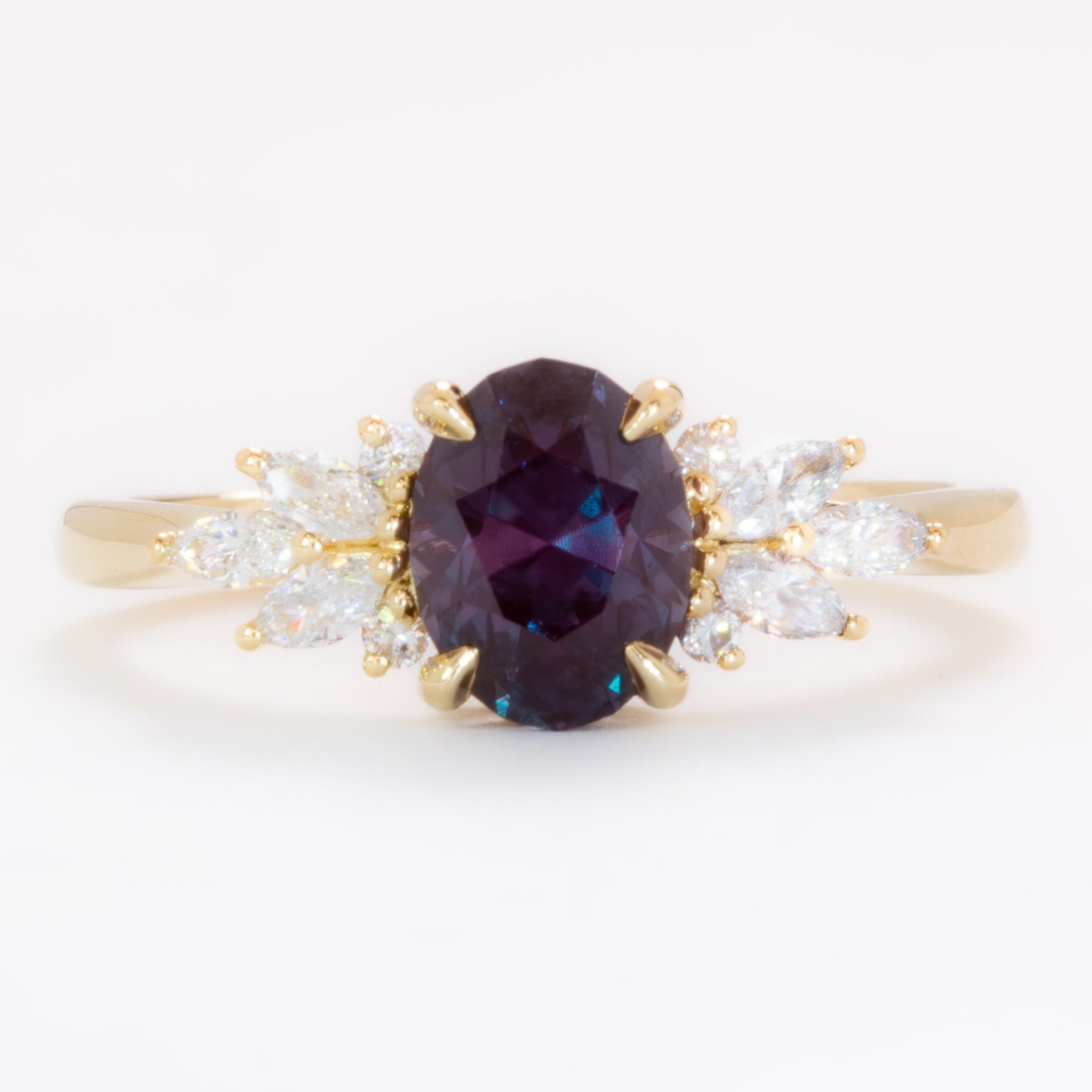 kinda ring in yellow gold with oval lab alexandrite