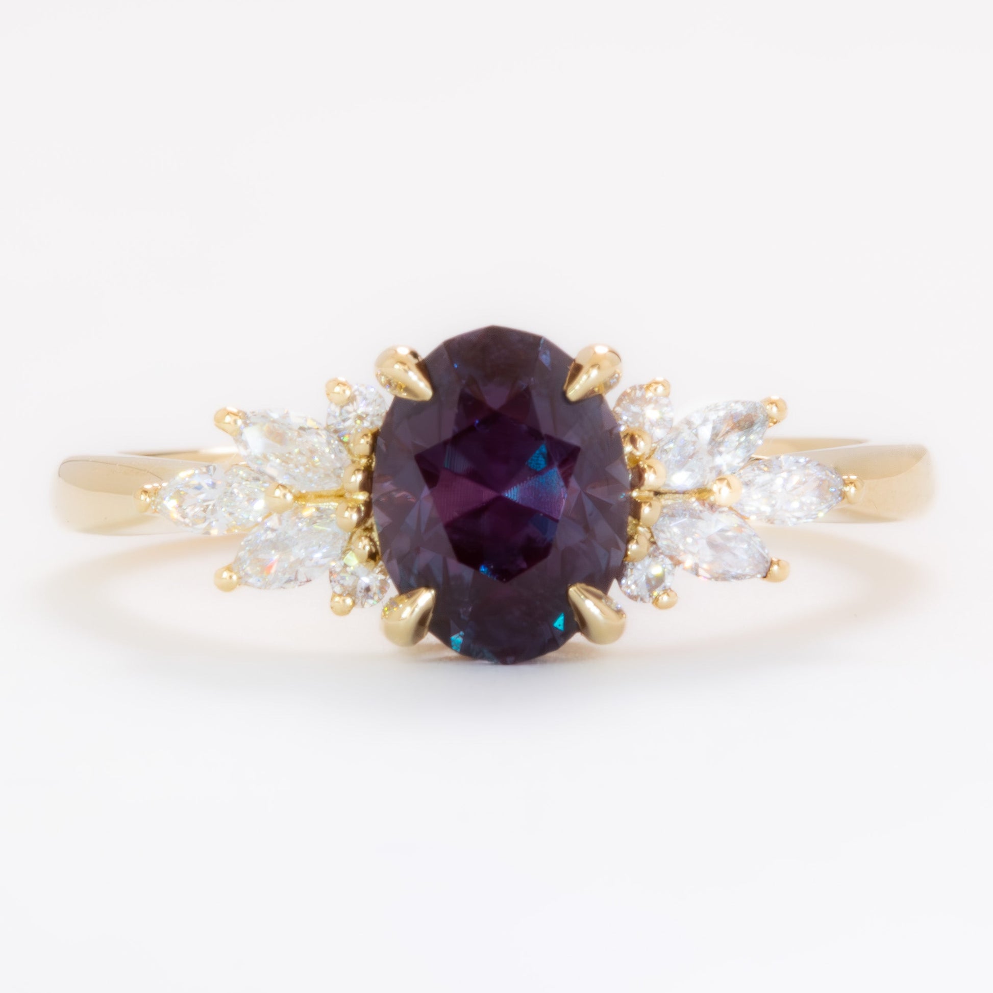 kinda ring in yellow gold with oval lab alexandrite
