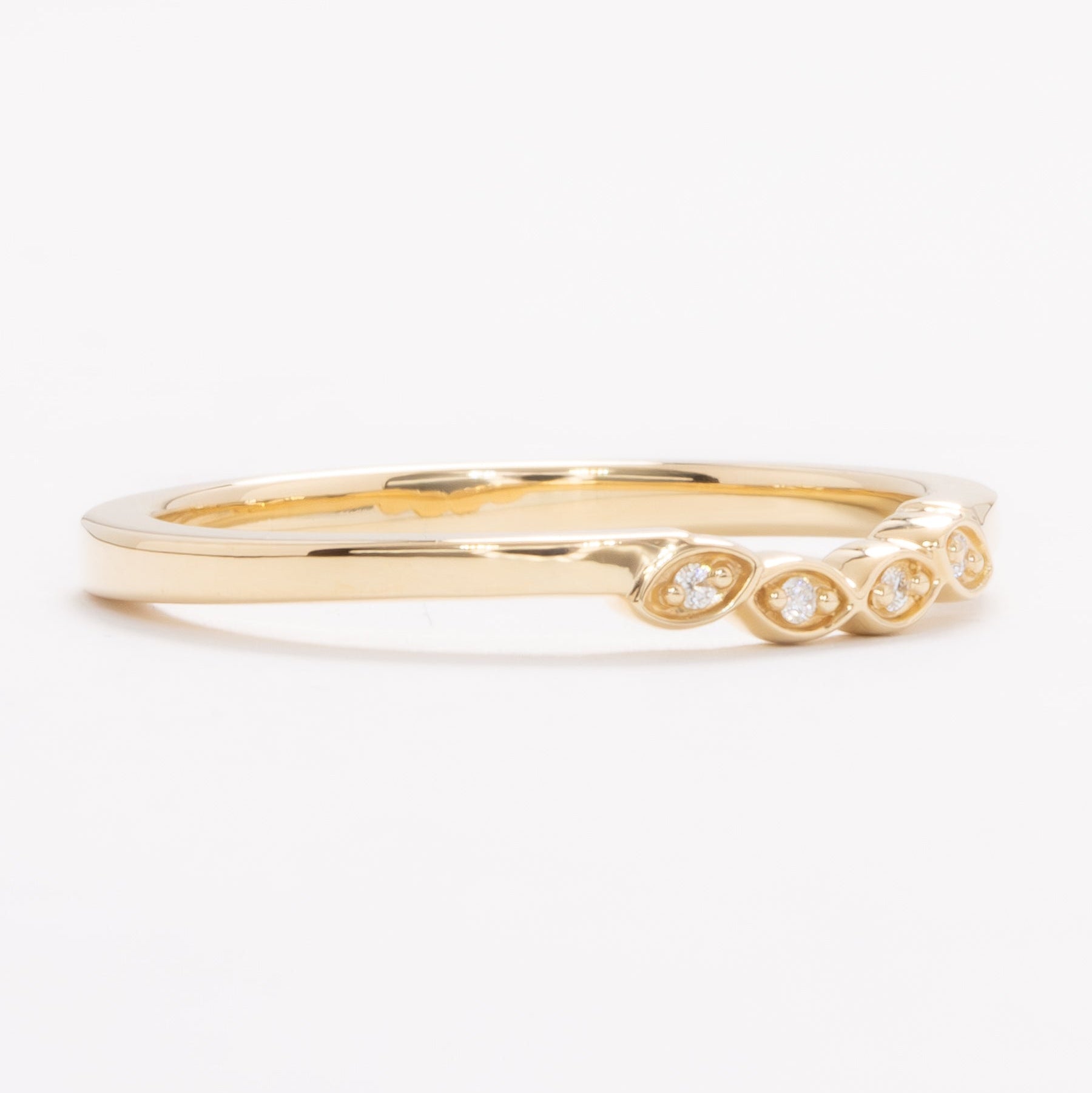 krystal band in yellow gold and lab diamonds