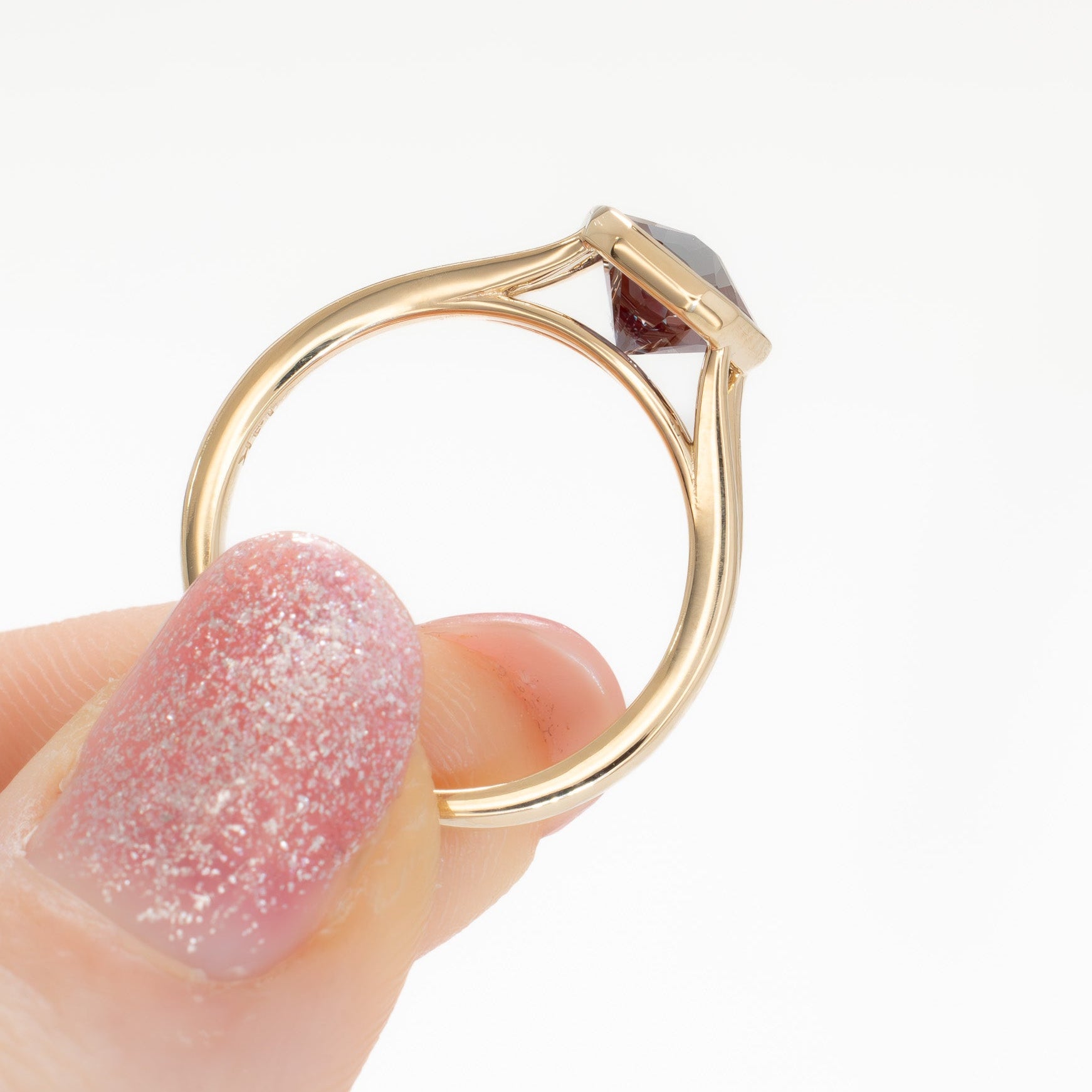 margot split shank solitaire in yellow gold with hanami lab alexandrite