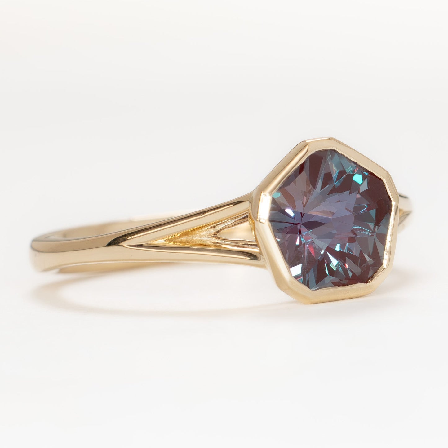 margot split shank solitaire in yellow gold with hanami lab alexandrite