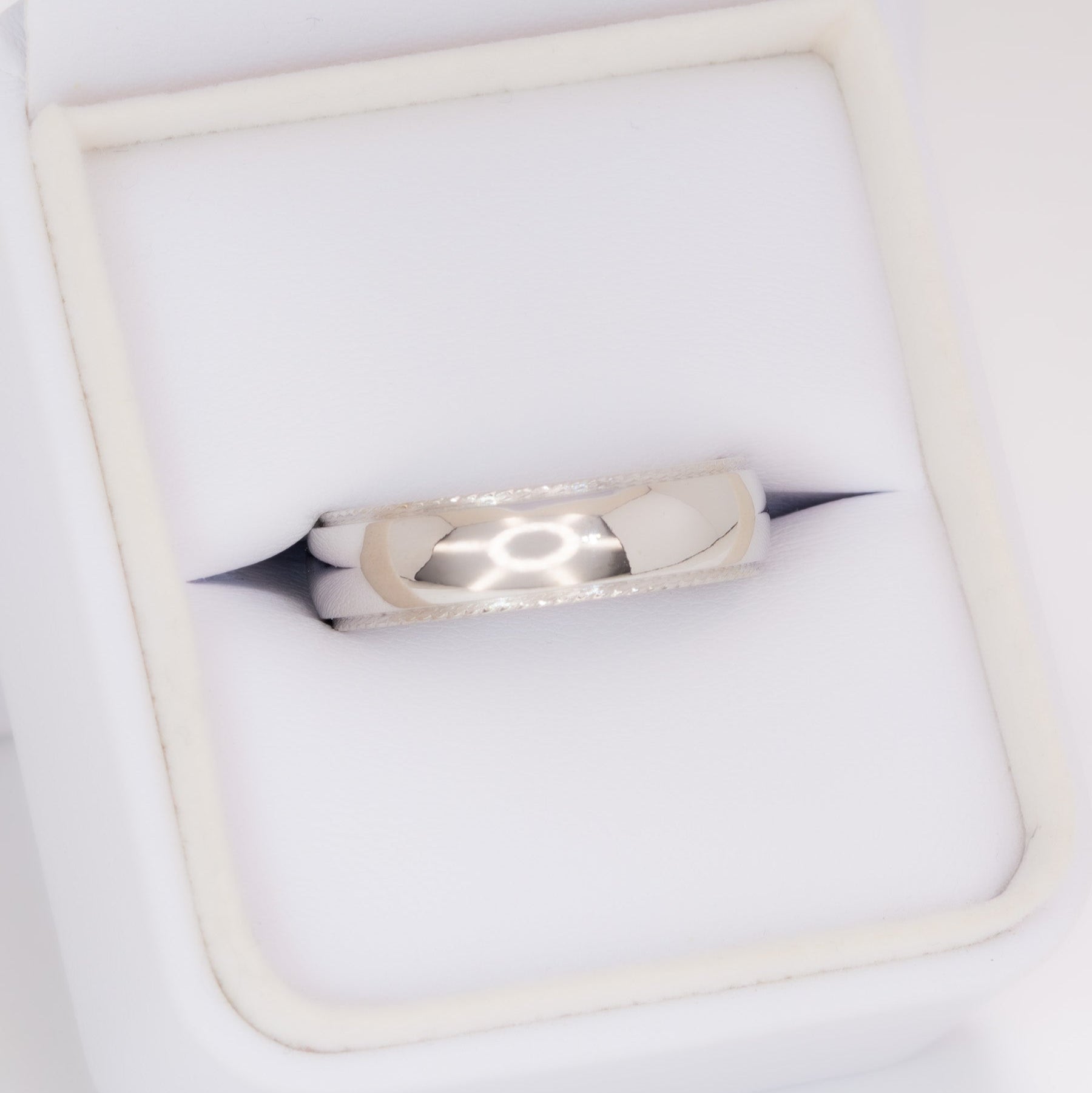 men's band in white gold with rope design