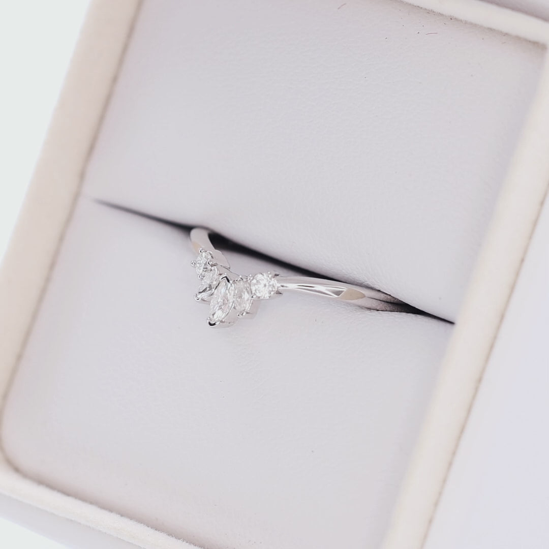 Dia Band in white gold with moissanite accents