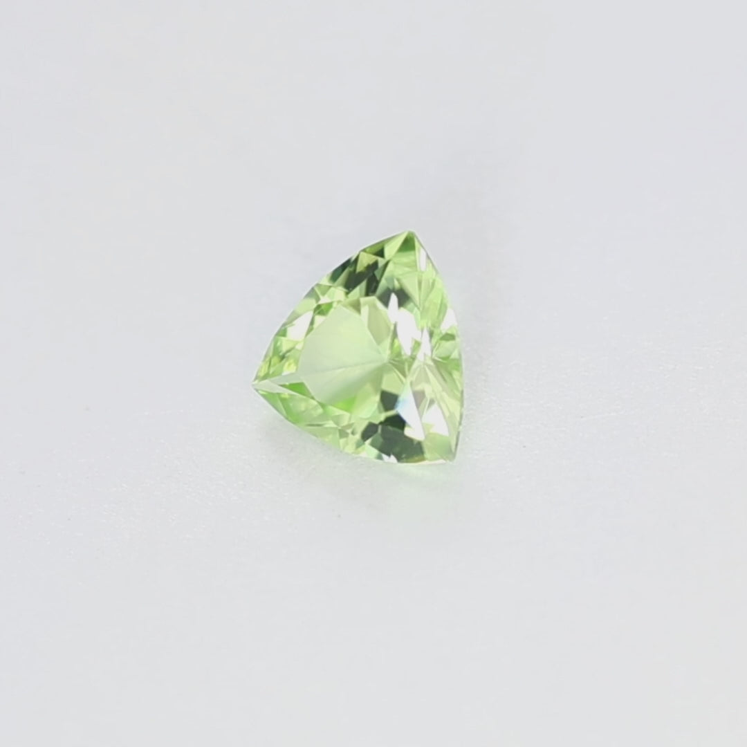 PD0102 0.66ct tachyon trillion peridot