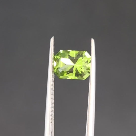 PD0100 2.55ct radiant cut peridot