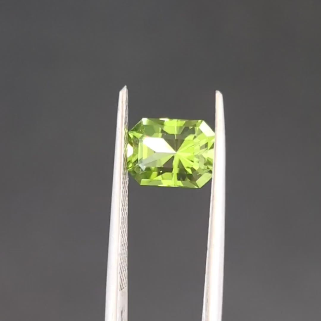 PD0100 2.55ct radiant cut peridot