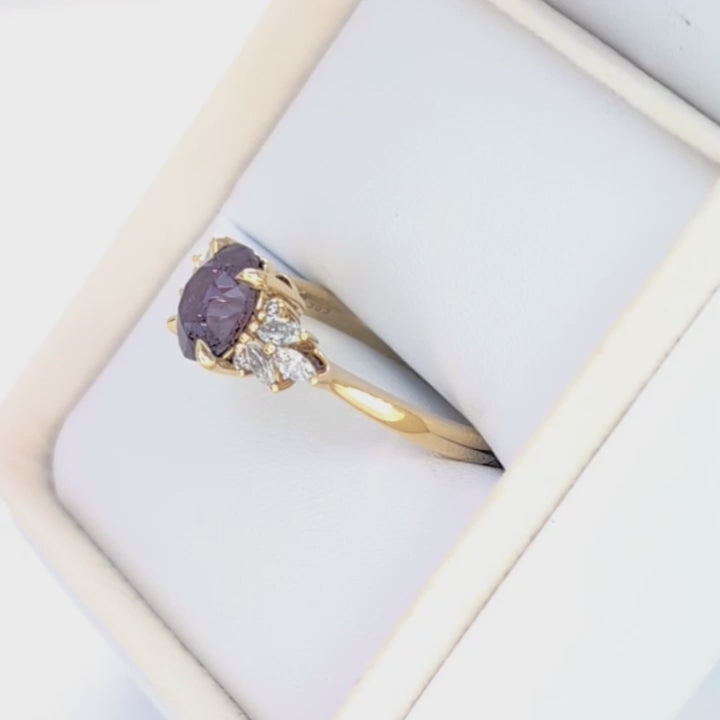 kinda ring in yellow gold with oval lab alexandrite