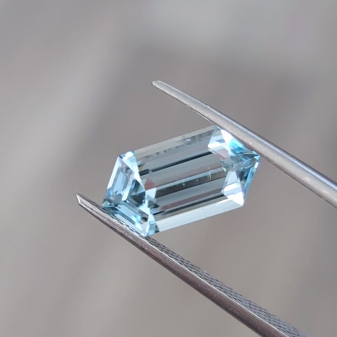 AQ0111 2.51ct dutch marquise elongated hex aquamarine